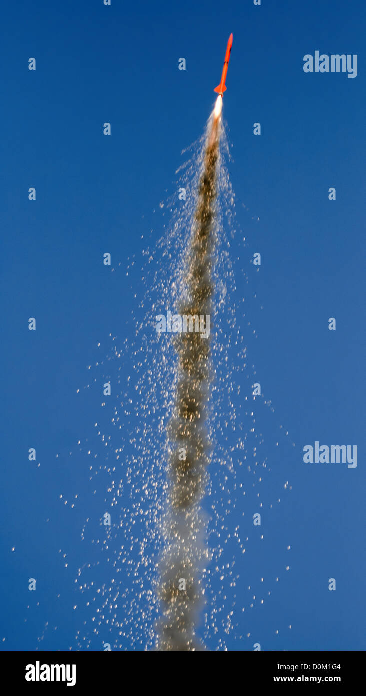 Eine Rakete im Flug Kugeln experimentelle Raketentechnik Event in Black Rock Desert Nordnevada. das Raketentriebwerk scheint haben Stockfoto