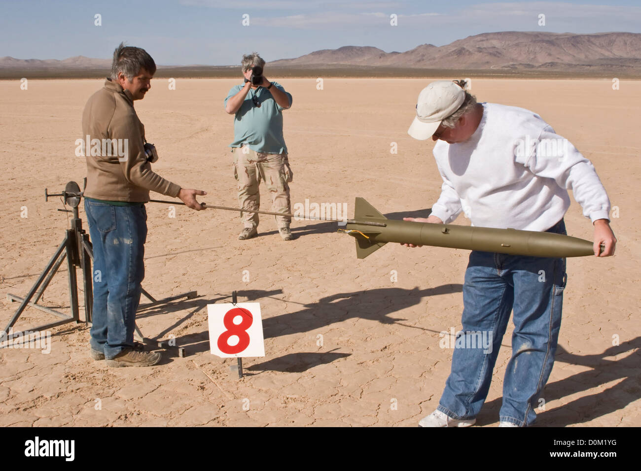 Ein Mann bereitet sich auf ein Modell einer Little John-Rakete am Springfest in Nevadas Jean Dry Lake starten. Stockfoto