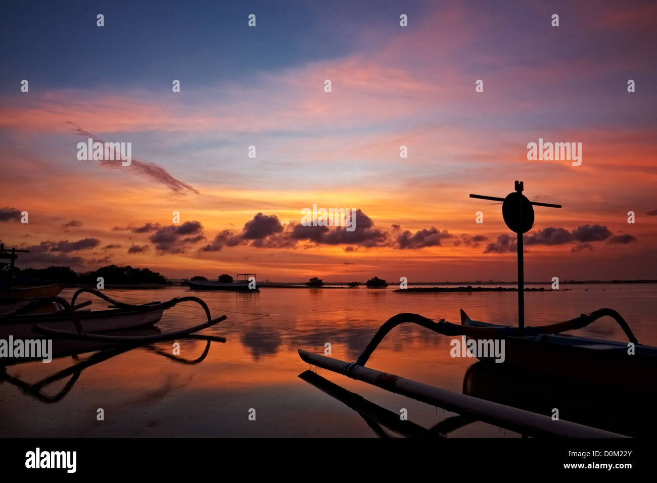 Sonnenuntergang über traditionelle Fischerboote auf Bali, Indonesien Stockfoto