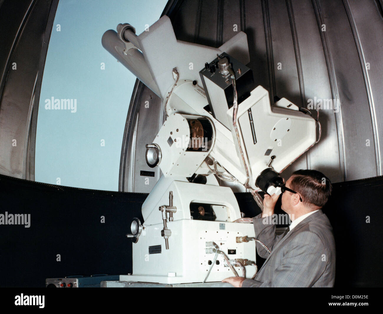 Das optische Sonnenteleskop untergebracht NASA/JSC Gebäude 270 ist 6' Refraktor Art effektive Blende 5'.  Es ist ausgestattete Wasserstoff Stockfoto