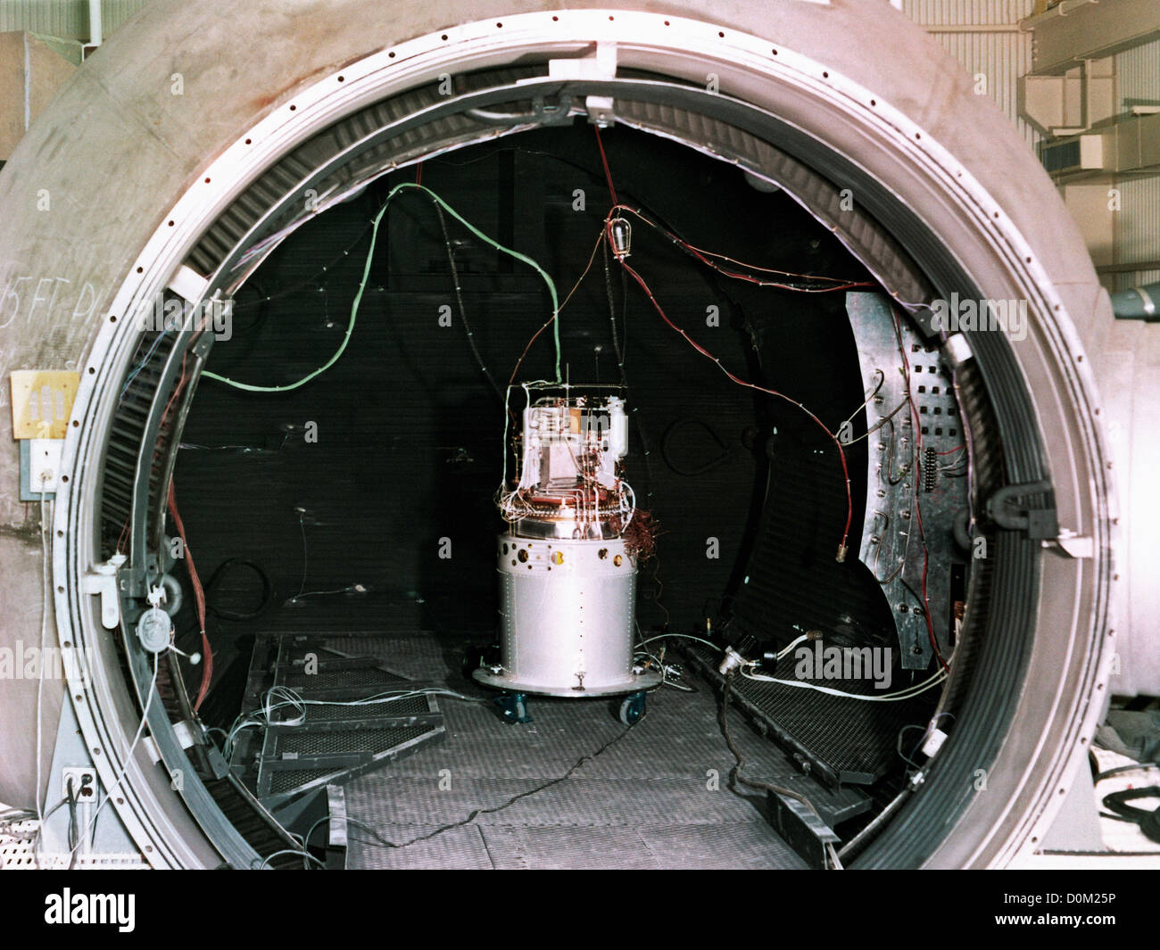 Dieses Vakuum-Kammer hat untergebracht in Gbd. 351 neun Fuß Durchmesser Düse.  Im Inneren befindet sich Pratt Whitney Apollo Befehl Service-Modul Stockfoto