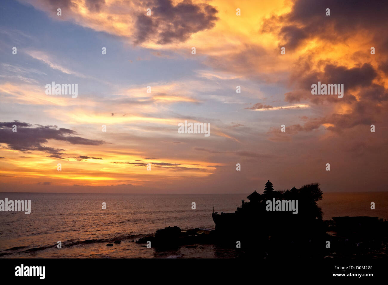Sonnenuntergang über hindu-Tempel Tanah Lot, Bali, Indonesien Stockfoto