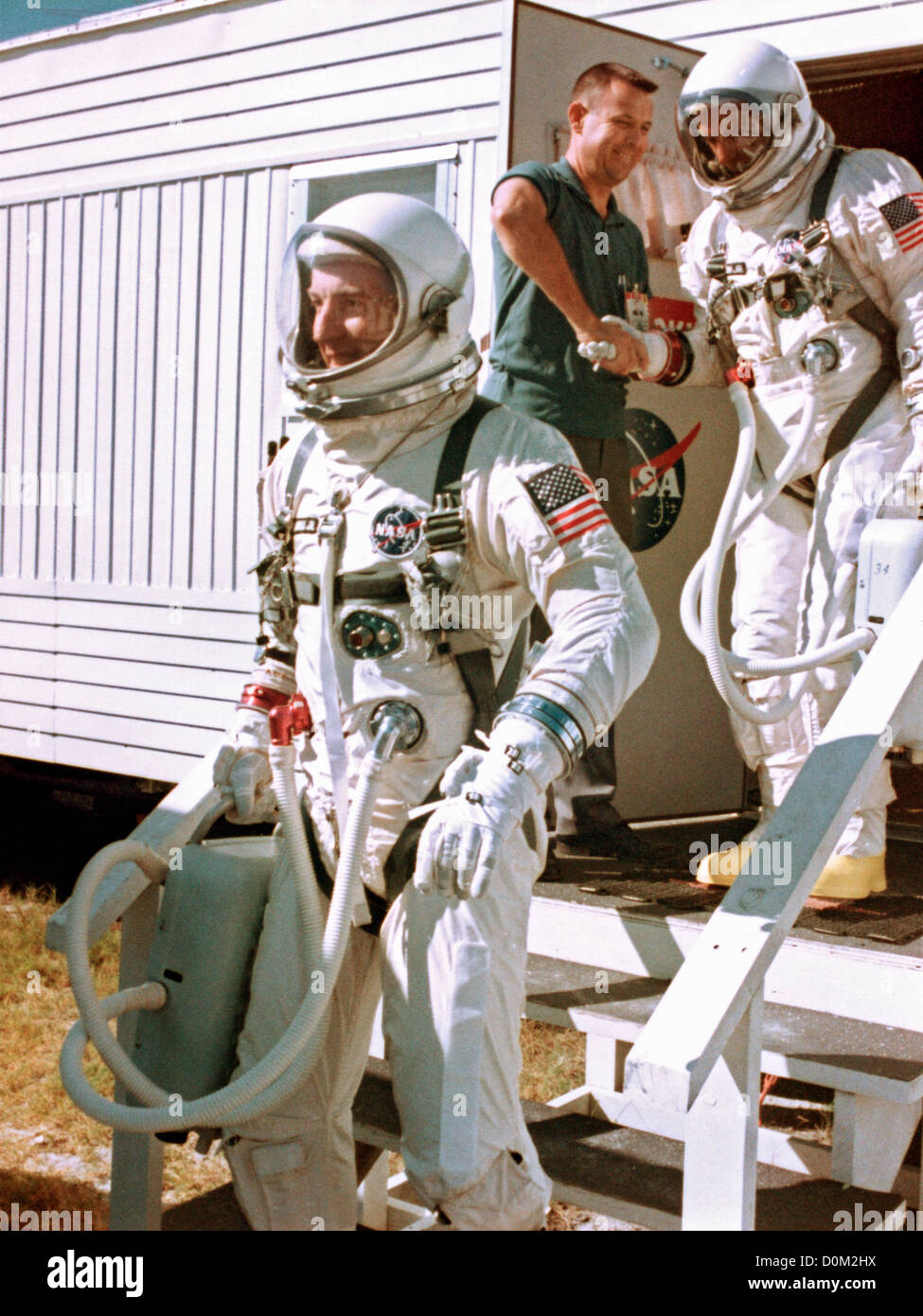 Gemini 12 erstklassige Besatzung Astronauten James A. Lovell Jr. (führenden) Befehl pilot Edwin E. Aldrin Jr. Pilot verlassen Anhänger passend Stockfoto Gemini 12 erstklassige Besatzung Astronauten James A. Lovell Jr. (führenden) Befehl pilot Edwin E. Aldrin Jr. Pilot verlassen Anhänger passend Stockfoto