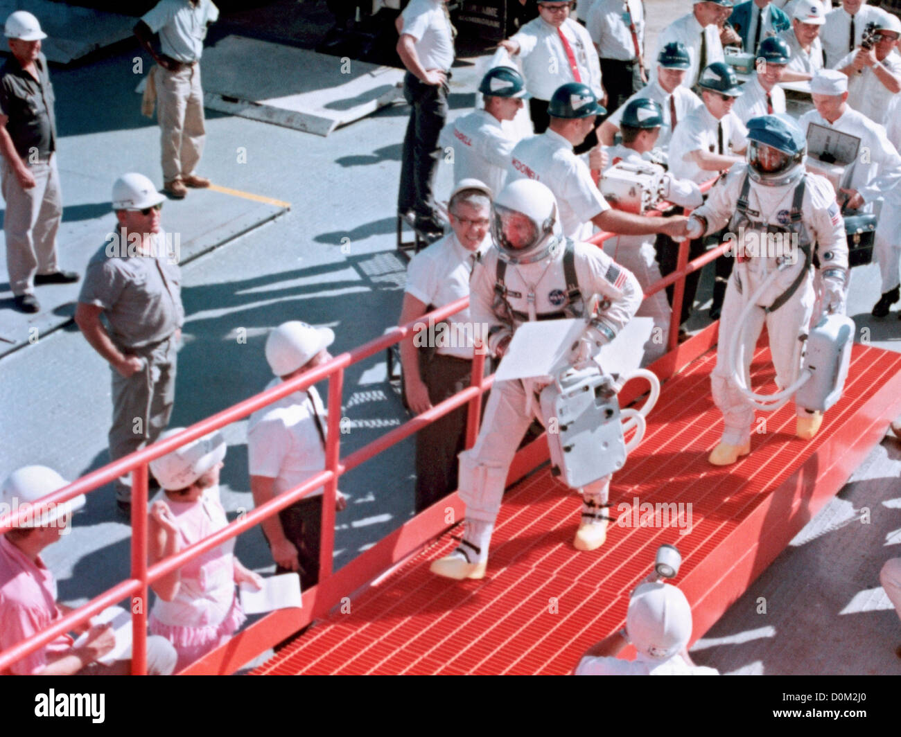 Gemini 12 erstklassige Besatzung Astronauten James A. Lovell Jr. (führenden) Befehl pilot Edwin E. Aldrin Jr. Pilot verlassen Anhänger passend Stockfoto Gemini 12 erstklassige Besatzung Astronauten James A. Lovell Jr. (führenden) Befehl pilot Edwin E. Aldrin Jr. Pilot verlassen Anhänger passend Stockfoto