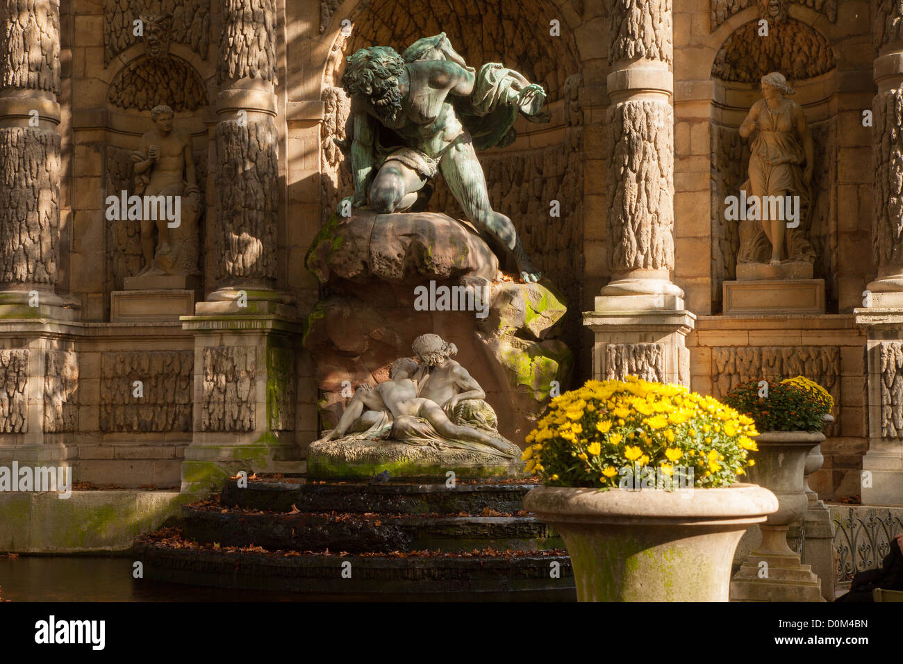 Medici-Brunnen mit Statue von Acis und Galatea, entdeckt von Cyclops, Jardin du Luxembourg, Paris Frankreich Stockfoto