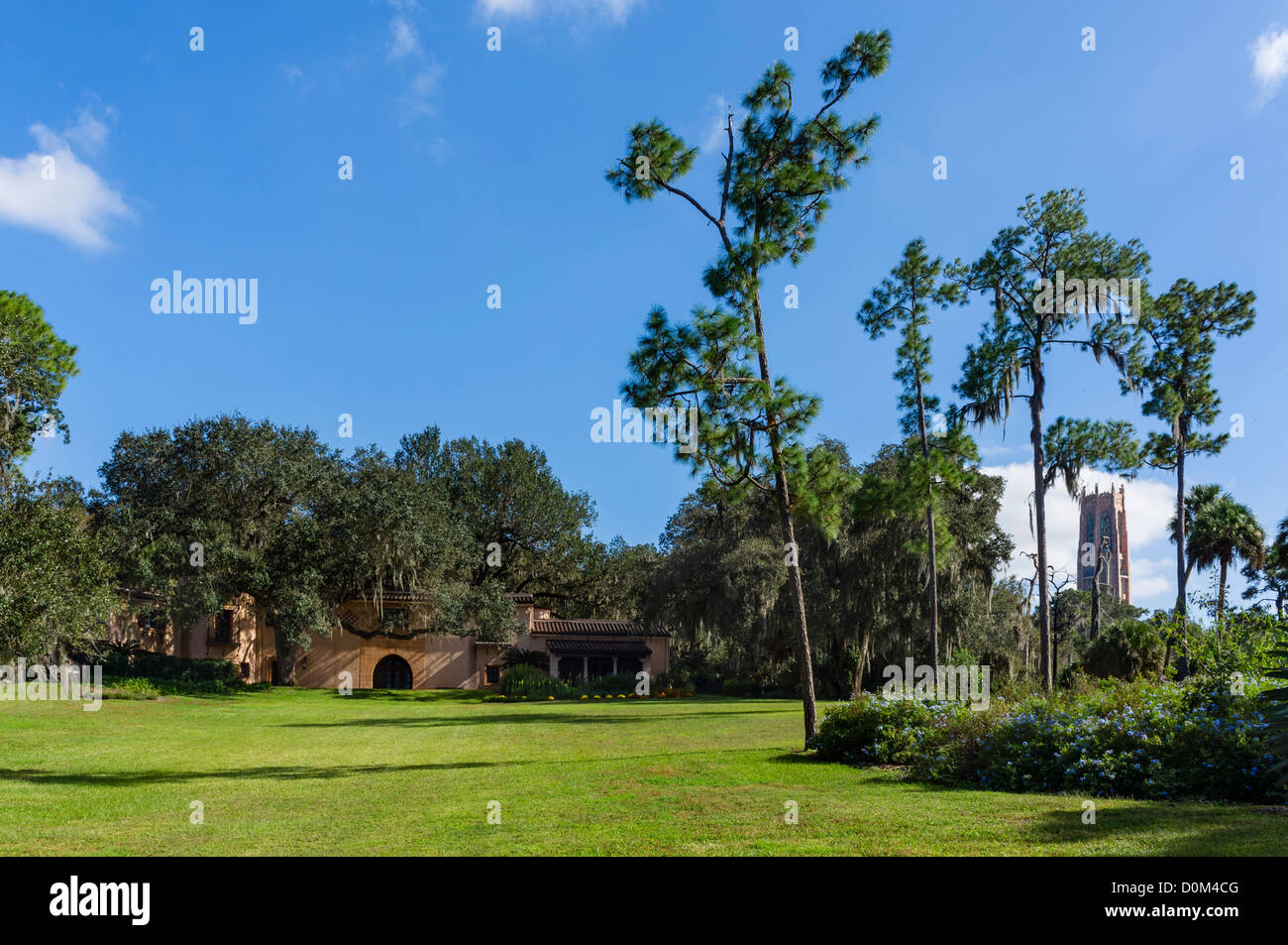 Pinienwald Estate, 1930er Jahre mediterrane Villa mit Gesang Turm in Ferne, Bok Tower Gardens, Lake Wales, Florida, USA Stockfoto