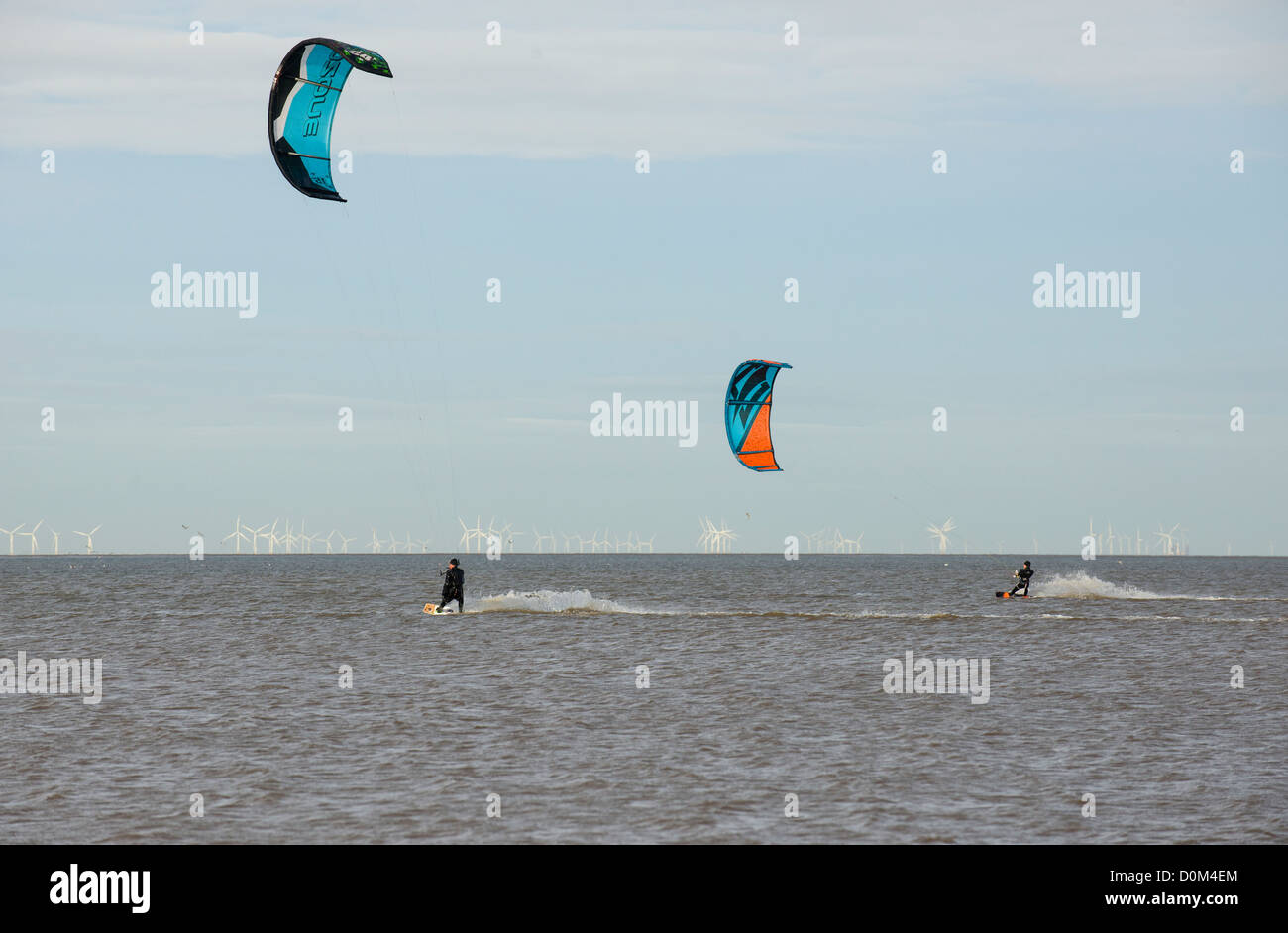 Kite-Surfer in der Nordsee vor Hunstanton, Triton Knoll Offshore-Windpark in weiter Ferne, England, November Stockfoto