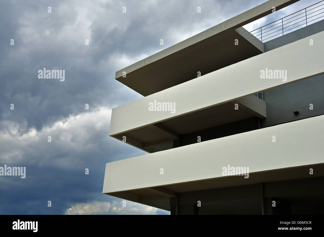 Stürmischen Wolken und moderne Gebäude-Fassade und Balkon. Architektonische Details. Stockfoto