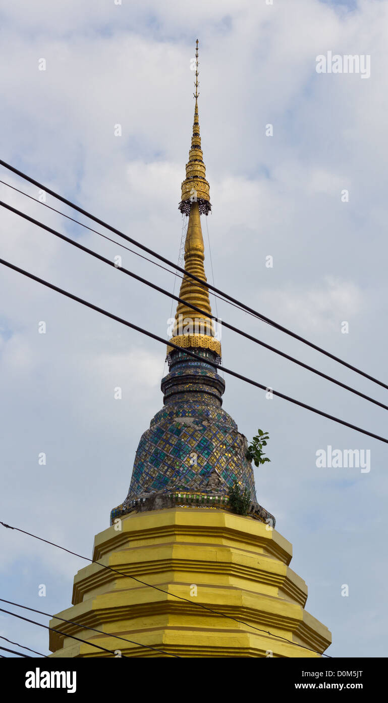 Buddhistische religiöse Gebäude (Chedi) in der modernen Stadt. Stockfoto