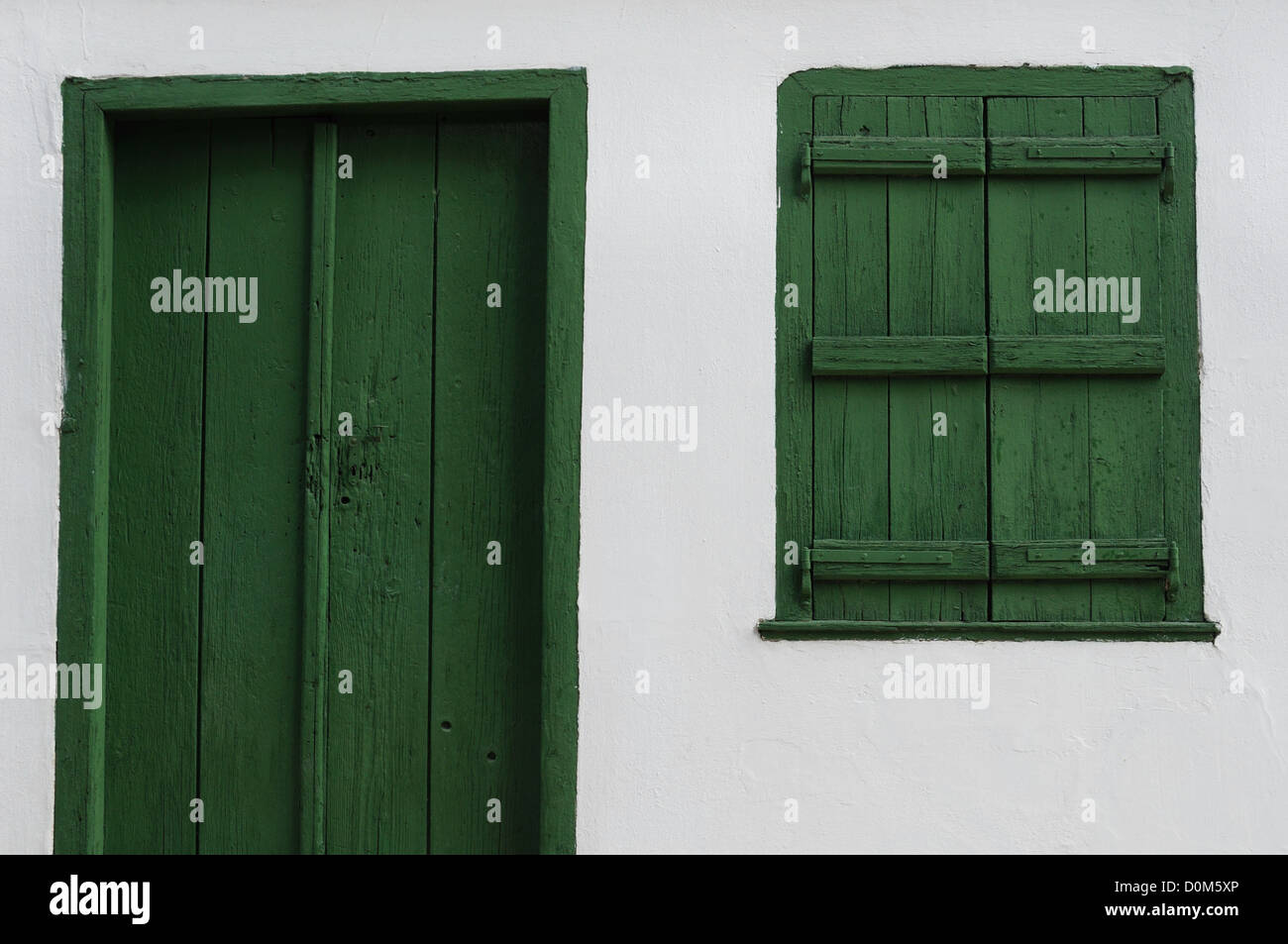 Hölzerne Tür- und Auslöser. Altes Haus weiße Wand Hintergrundtextur. Stockfoto