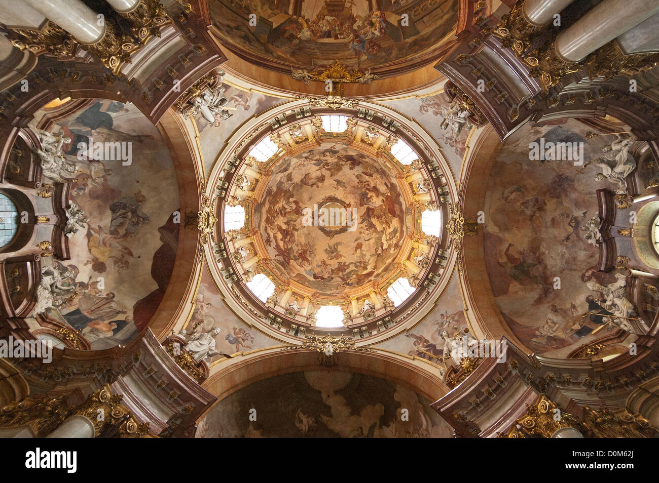 Elk188-1451 Tschechien, Prag, Mala Strana, Kirche des Heiligen Nikolaus, 18. C, barocke Decke Stockfoto