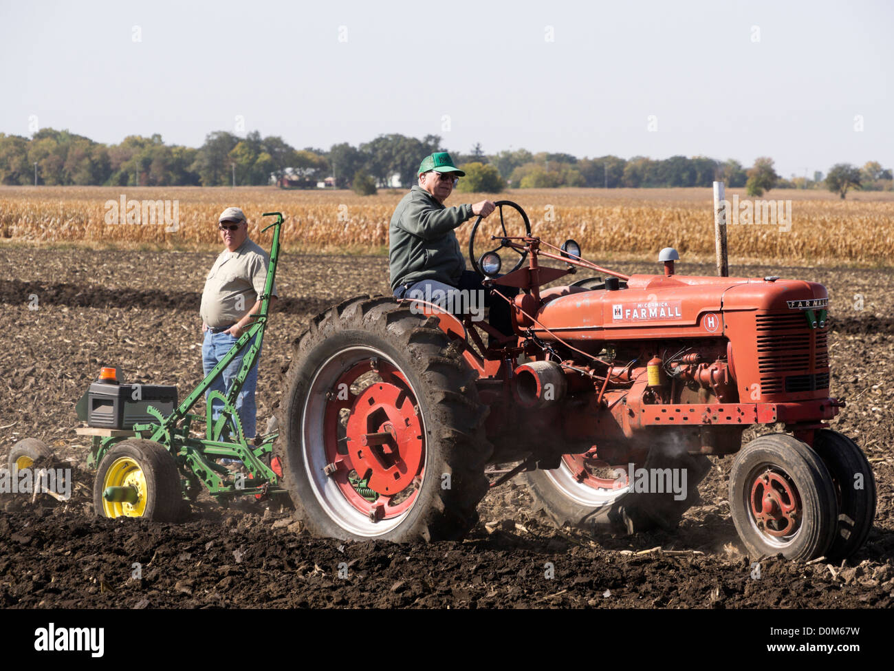 Farmall Model H pflügen ein Feld auf einer Farm in der Nähe von Hebron, Illinois während einer antiken Traktors Pflügen Demonstration. Stockfoto