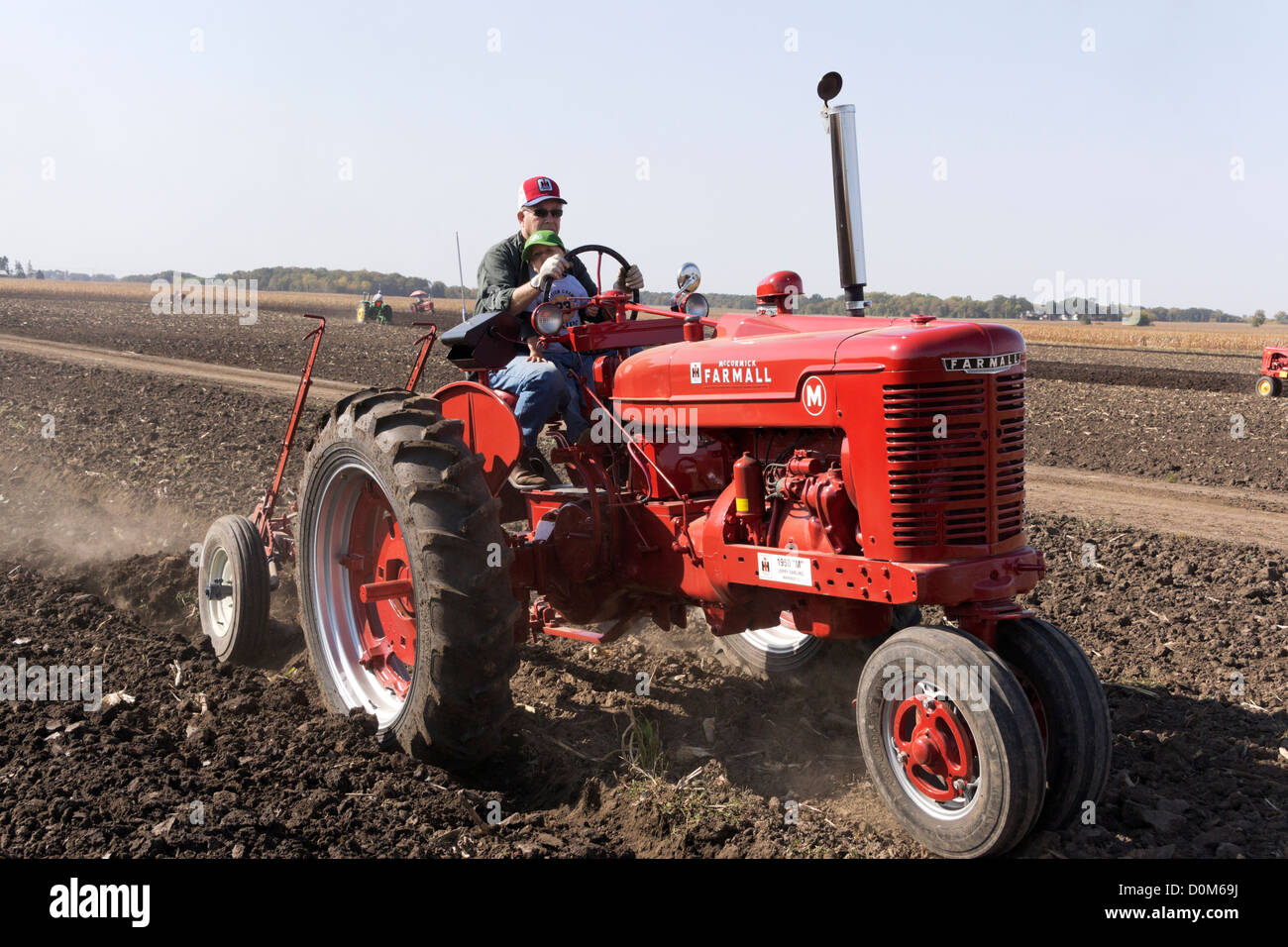 1950 in der Nähe von Farmall, Modell M, Pflügen ein Feld auf einem Bauernhof Hebron, Illinois während einer antiken Traktor-Demonstration. Stockfoto
