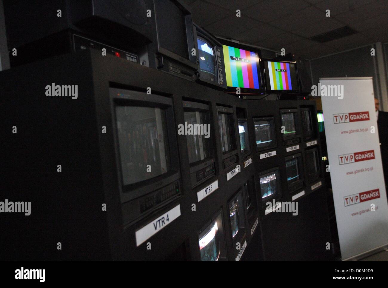 Danzig, Polen 28. November 2012 Ministerin für Verwaltung und Digitalization Michal Boni (C) Schalter analoge TV-Signal auf das Digitalfernsehen DVB-T TV im öffentlich-rechtlichen Sender TVP Sitz in Danzig. Danzig und Pomorskie Wojewodschaft ist der zweite Bereich in Polen mit Swiched aus analogen TV-Signal. Stockfoto