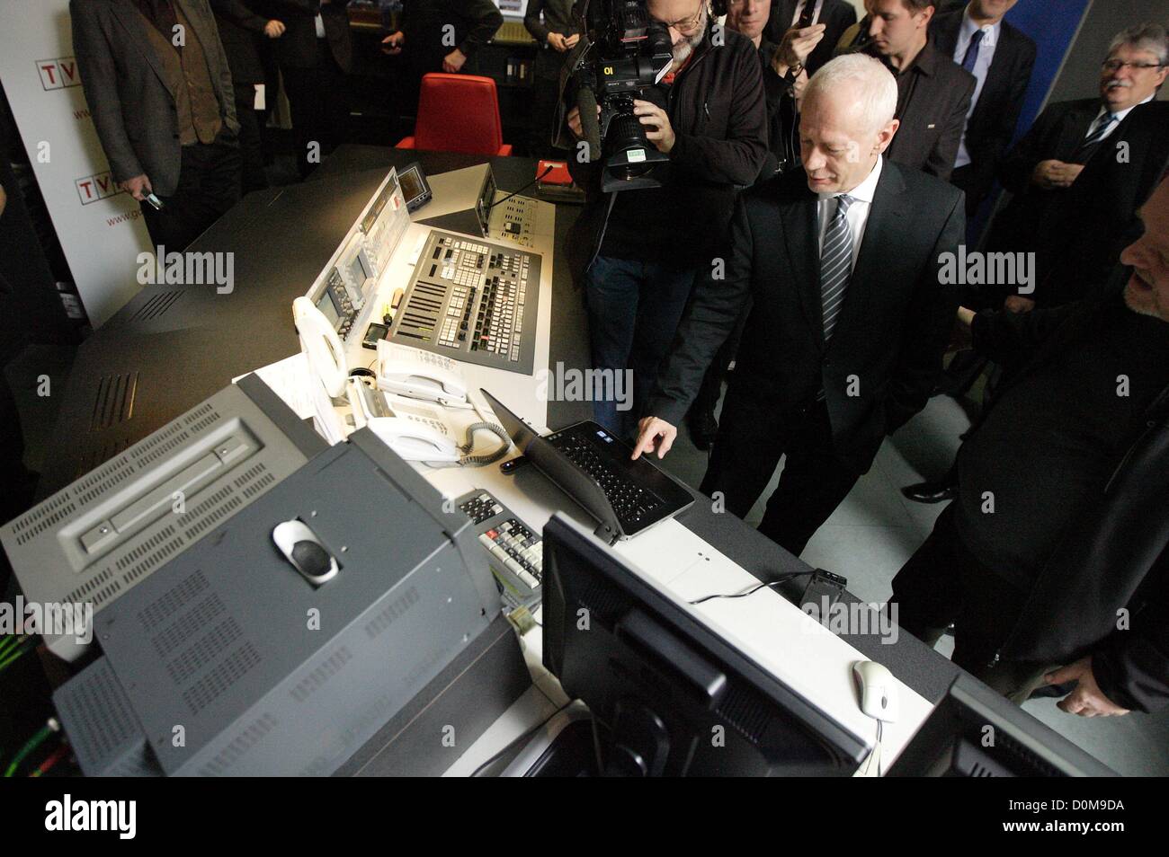 Danzig, Polen 28. November 2012 Ministerin für Verwaltung und Digitalization Michal Boni (C) Schalter analoge TV-Signal auf das Digitalfernsehen DVB-T TV im öffentlich-rechtlichen Sender TVP Sitz in Danzig. Danzig und Pomorskie Wojewodschaft ist der zweite Bereich in Polen mit Swiched aus analogen TV-Signal. Stockfoto