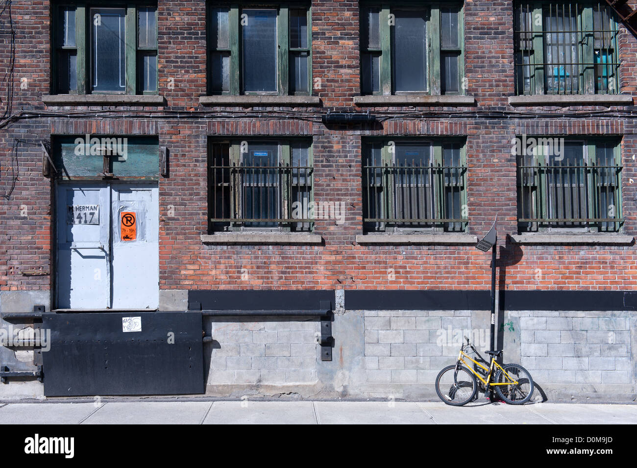 Alten Backsteingebäude und Fahrrad lehnt an der Wand in der Innenstadt von Montreal, Québec, Kanada. Stockfoto
