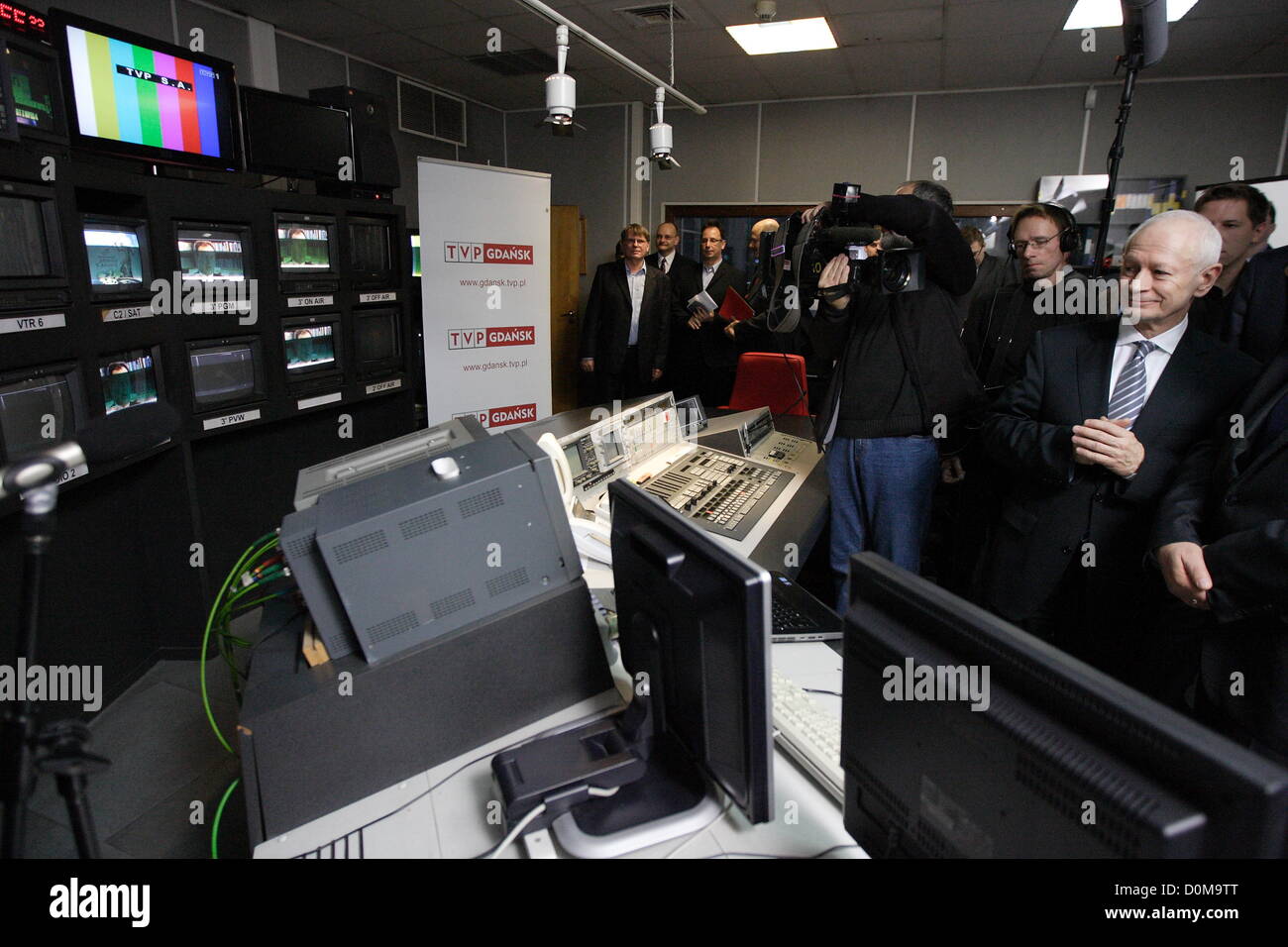 Danzig, Polen 28. November 2012 Ministerin für Verwaltung und Digitalization Michal Boni (C) Schalter analoge TV-Signal auf das Digitalfernsehen DVB-T TV im öffentlich-rechtlichen Sender TVP Sitz in Danzig. Danzig und Pomorskie Wojewodschaft ist der zweite Bereich in Polen mit Swiched aus analogen TV-Signal. Stockfoto