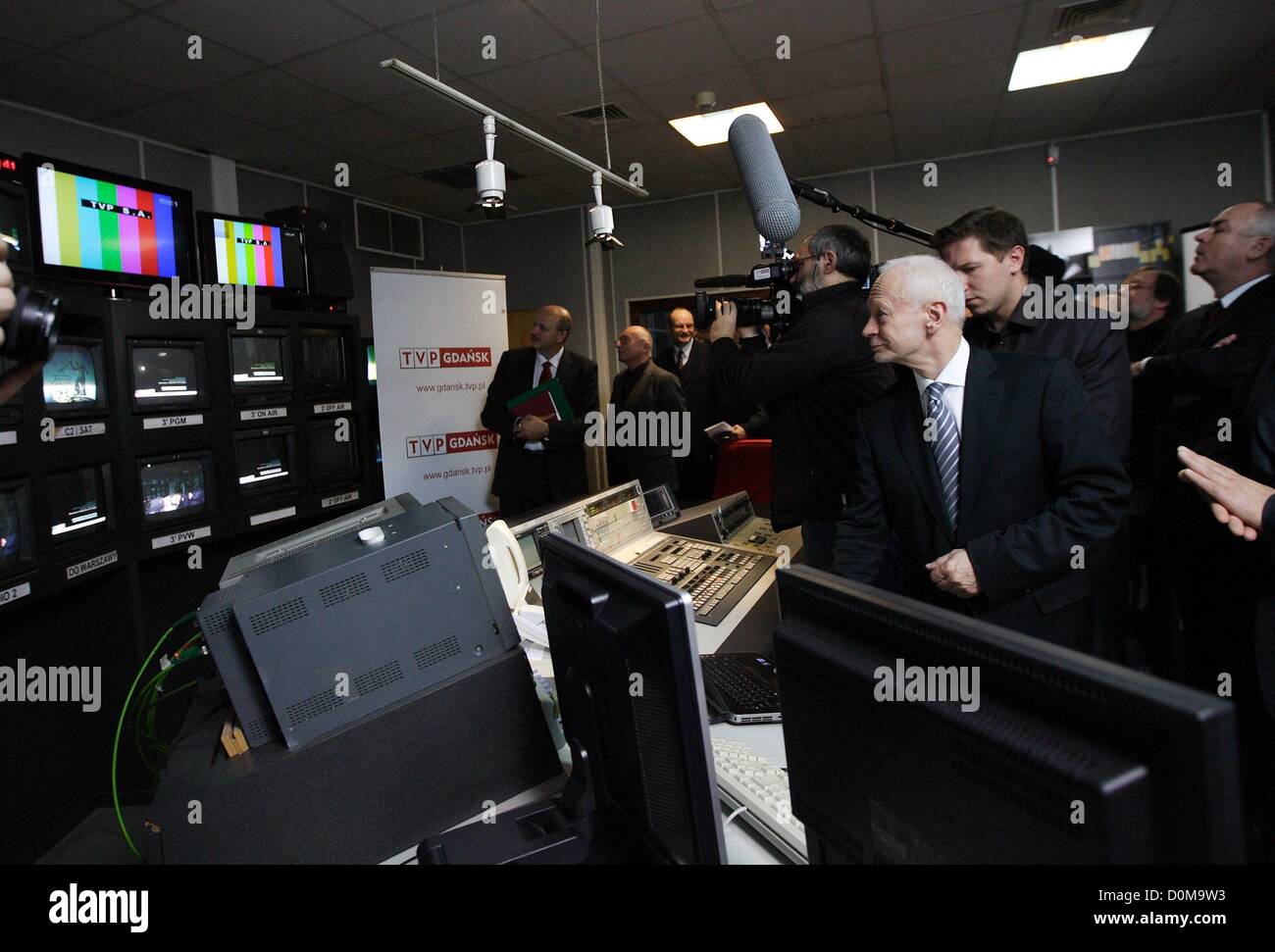 Danzig, Polen 28. November 2012 Ministerin für Verwaltung und Digitalization Michal Boni (C) Schalter analoge TV-Signal auf das Digitalfernsehen DVB-T TV im öffentlich-rechtlichen Sender TVP Sitz in Danzig. Danzig und Pomorskie Wojewodschaft ist der zweite Bereich in Polen mit Swiched aus analogen TV-Signal. Stockfoto
