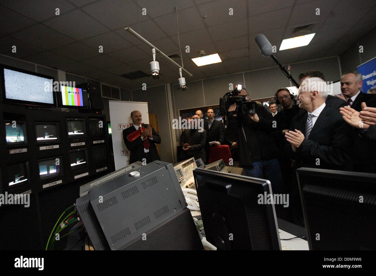 Danzig, Polen 28. November 2012 Ministerin für Verwaltung und Digitalization Michal Boni (C) Schalter analoge TV-Signal auf das Digitalfernsehen DVB-T TV im öffentlich-rechtlichen Sender TVP Sitz in Danzig. Danzig und Pomorskie Wojewodschaft ist der zweite Bereich in Polen mit Swiched aus analogen TV-Signal. Stockfoto