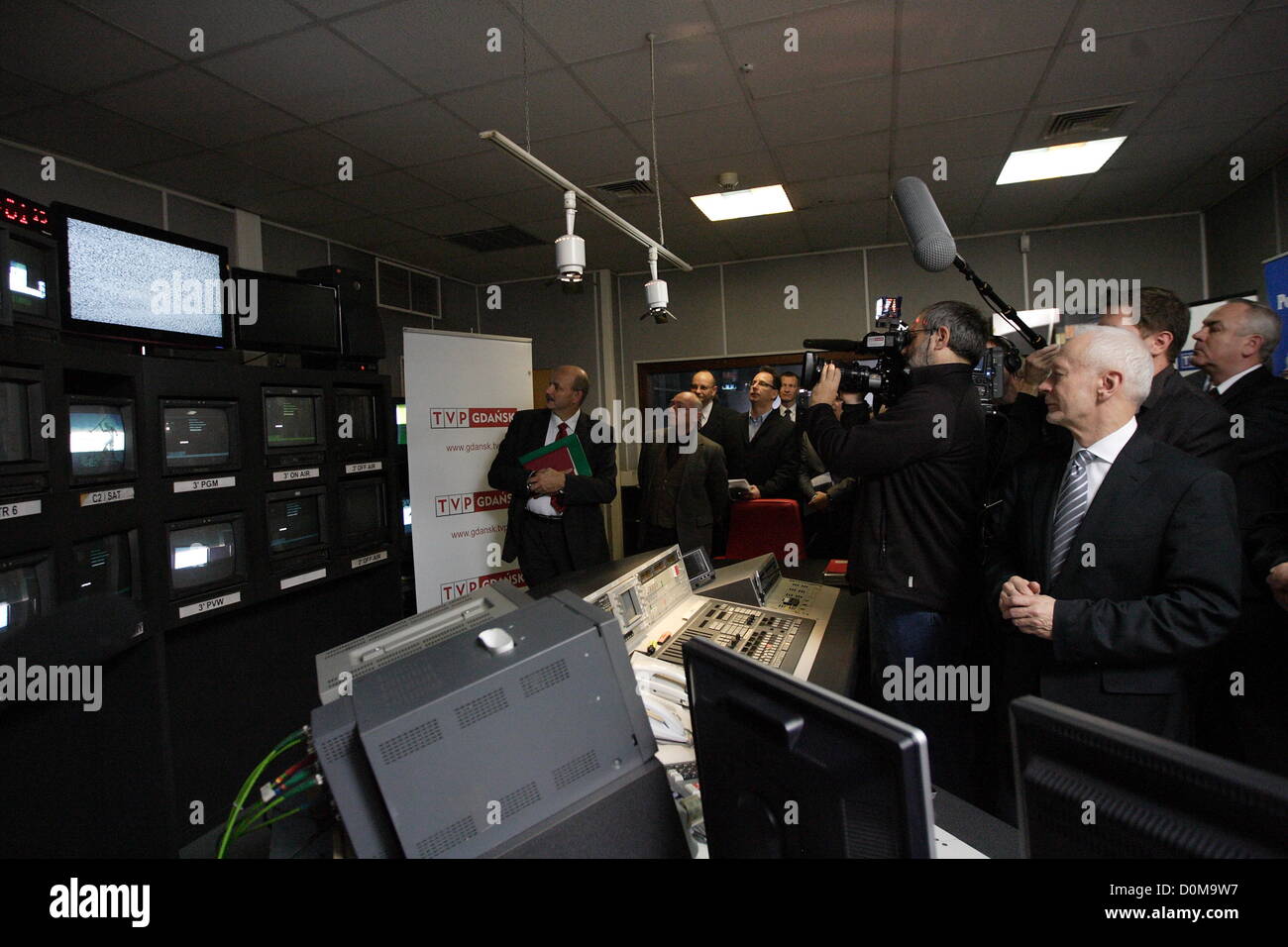 Danzig, Polen 28. November 2012 Ministerin für Verwaltung und Digitalization Michal Boni (C) Schalter analoge TV-Signal auf das Digitalfernsehen DVB-T TV im öffentlich-rechtlichen Sender TVP Sitz in Danzig. Danzig und Pomorskie Wojewodschaft ist der zweite Bereich in Polen mit Swiched aus analogen TV-Signal. Stockfoto