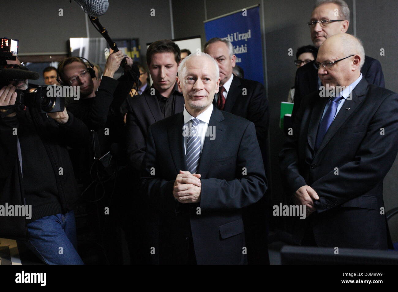 Danzig, Polen 28. November 2012 Ministerin für Verwaltung und Digitalization Michal Boni (C) Schalter analoge TV-Signal auf das Digitalfernsehen DVB-T TV im öffentlich-rechtlichen Sender TVP Sitz in Danzig. Danzig und Pomorskie Wojewodschaft ist der zweite Bereich in Polen mit Swiched aus analogen TV-Signal. Stockfoto