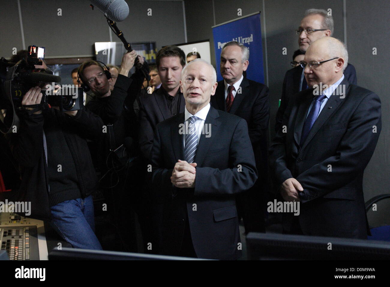 Danzig, Polen 28. November 2012 Ministerin für Verwaltung und Digitalization Michal Boni (C) Schalter analoge TV-Signal auf das Digitalfernsehen DVB-T TV im öffentlich-rechtlichen Sender TVP Sitz in Danzig. Danzig und Pomorskie Wojewodschaft ist der zweite Bereich in Polen mit Swiched aus analogen TV-Signal. Stockfoto