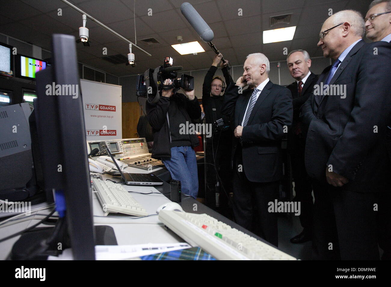 Danzig, Polen 28. November 2012 Ministerin für Verwaltung und Digitalization Michal Boni (C) Schalter analoge TV-Signal auf das Digitalfernsehen DVB-T TV im öffentlich-rechtlichen Sender TVP Sitz in Danzig. Danzig und Pomorskie Wojewodschaft ist der zweite Bereich in Polen mit Swiched aus analogen TV-Signal. Stockfoto