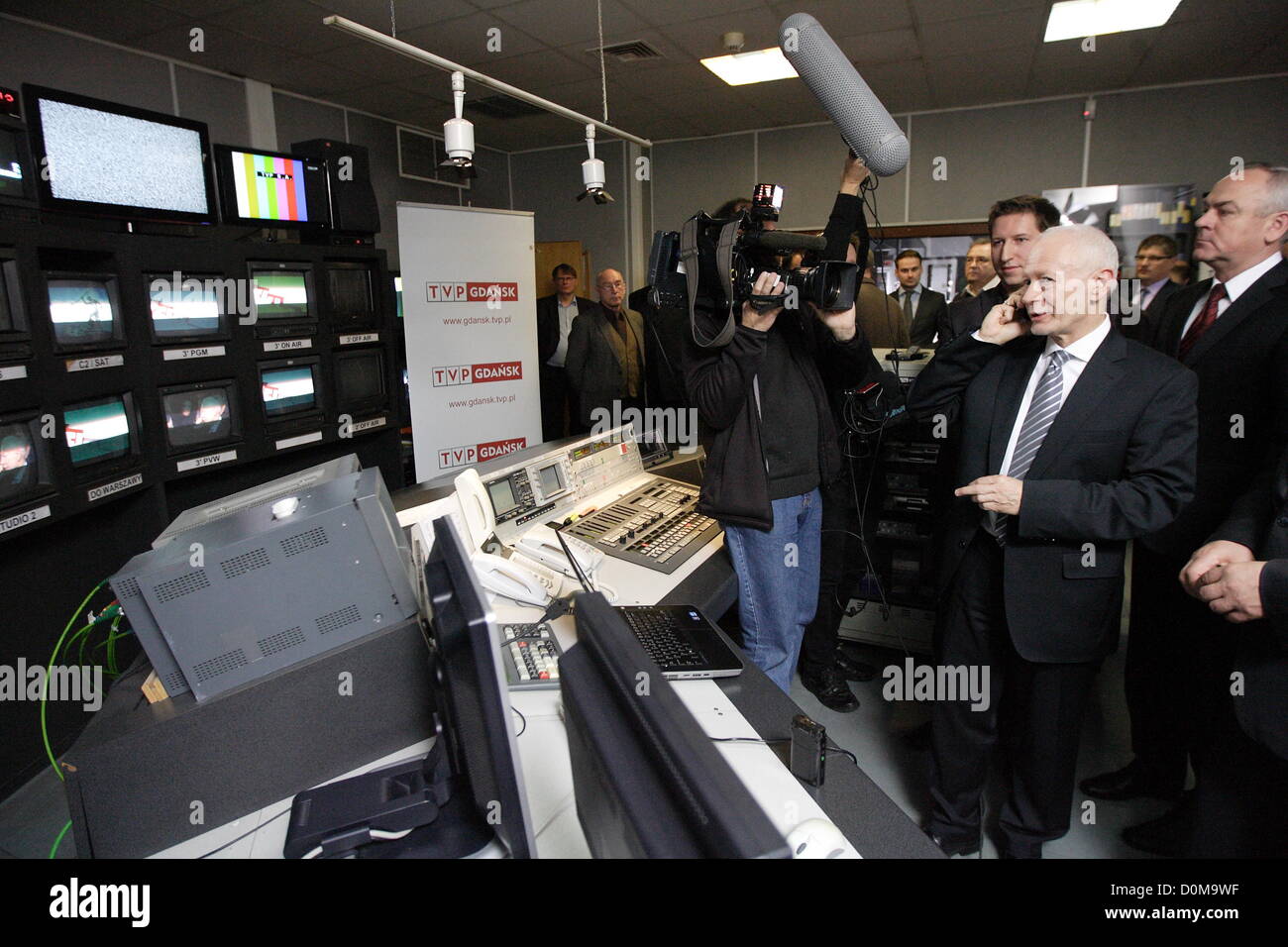 Danzig, Polen 28. November 2012 Ministerin für Verwaltung und Digitalization Michal Boni (C) Schalter analoge TV-Signal auf das Digitalfernsehen DVB-T TV im öffentlich-rechtlichen Sender TVP Sitz in Danzig. Danzig und Pomorskie Wojewodschaft ist der zweite Bereich in Polen mit Swiched aus analogen TV-Signal. Stockfoto
