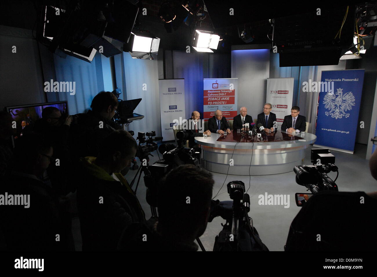 Danzig, Polen 28. November 2012 Ministerin für Verwaltung und Digitalization Michal Boni (C) Pressekonferenz nach der Umstellung von analogen TV-Signal auf Digitalfernsehen DVB-T TV im öffentlich-rechtlichen Sender TVP Sitz in Danzig. Danzig und Pomorskie Wojewodschaft ist der zweite Bereich in Polen mit Swiched aus analogen TV-Signal. Stockfoto