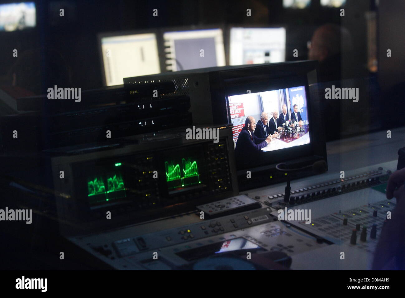 Danzig, Polen 28. November 2012 Ministerin für Verwaltung und Digitalization Michal Boni (C) Pressekonferenz nach der Umstellung von analogen TV-Signal auf Digitalfernsehen DVB-T TV im öffentlich-rechtlichen Sender TVP Sitz in Danzig. Danzig und Pomorskie Wojewodschaft ist der zweite Bereich in Polen mit Swiched aus analogen TV-Signal. Stockfoto
