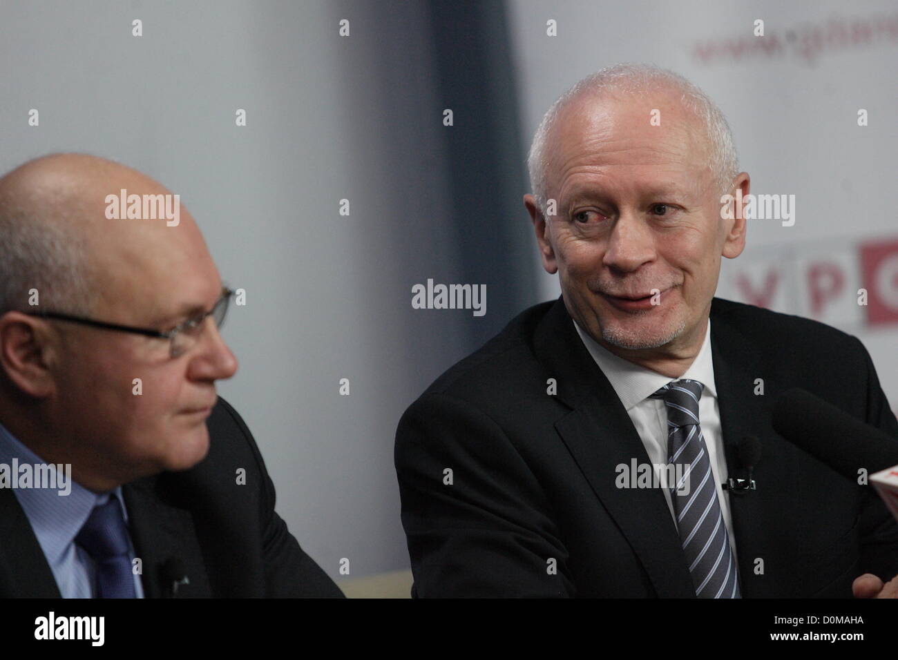Danzig, Polen 28. November 2012 Ministerin für Verwaltung und Digitalization Michal Boni (C) Pressekonferenz nach der Umstellung von analogen TV-Signal auf Digitalfernsehen DVB-T TV im öffentlich-rechtlichen Sender TVP Sitz in Danzig. Danzig und Pomorskie Wojewodschaft ist der zweite Bereich in Polen mit Swiched aus analogen TV-Signal. Stockfoto