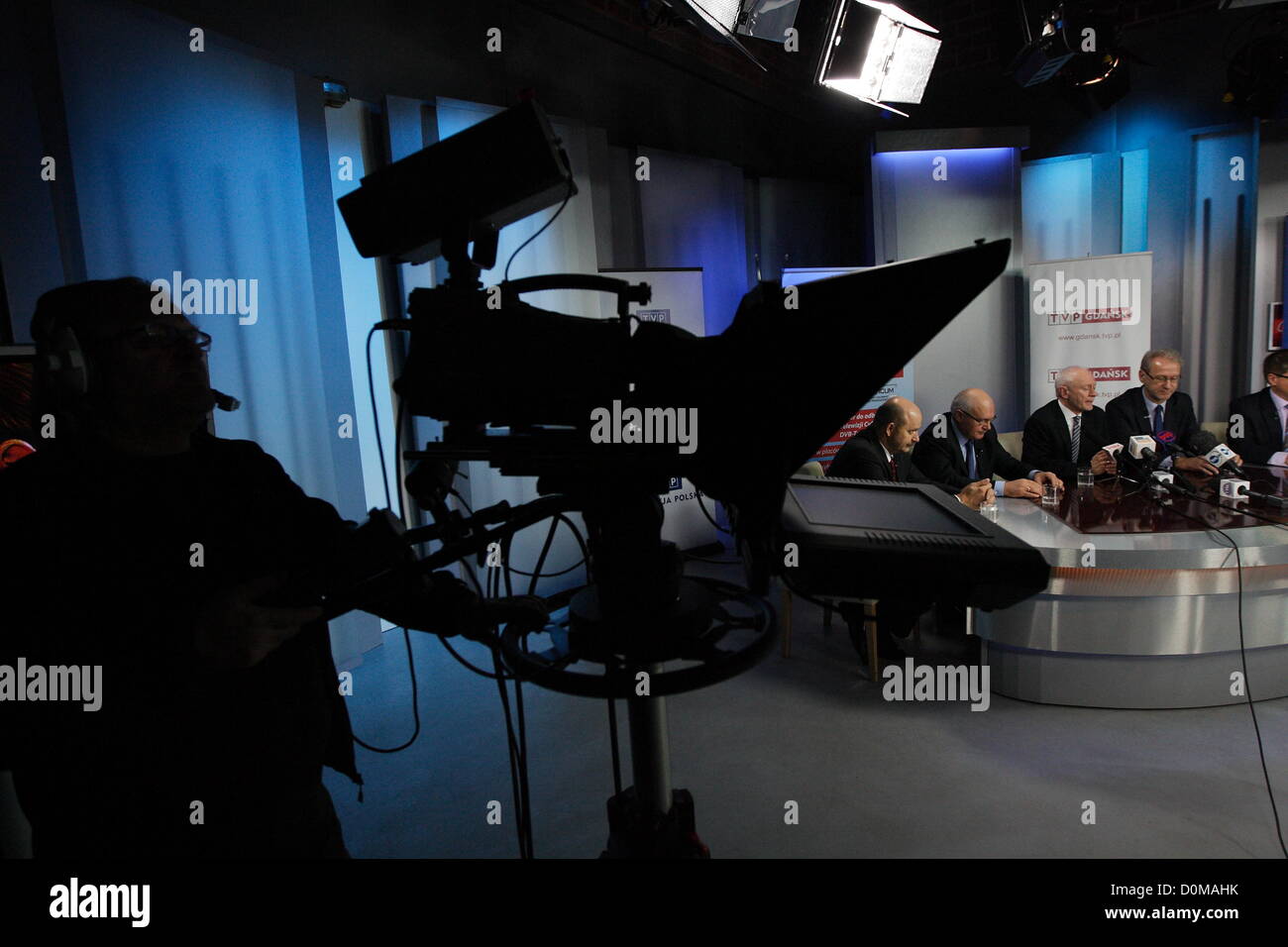 Danzig, Polen 28. November 2012 Ministerin für Verwaltung und Digitalization Michal Boni (C) Pressekonferenz nach der Umstellung von analogen TV-Signal auf Digitalfernsehen DVB-T TV im öffentlich-rechtlichen Sender TVP Sitz in Danzig. Danzig und Pomorskie Wojewodschaft ist der zweite Bereich in Polen mit Swiched aus analogen TV-Signal. Stockfoto