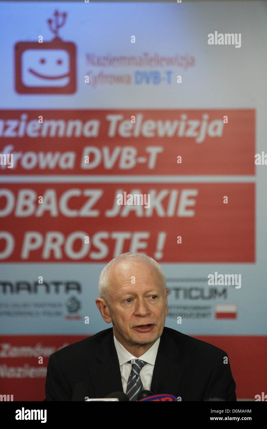 Danzig, Polen 28. November 2012 Ministerin für Verwaltung und Digitalization Michal Boni (C) Pressekonferenz nach der Umstellung von analogen TV-Signal auf Digitalfernsehen DVB-T TV im öffentlich-rechtlichen Sender TVP Sitz in Danzig. Danzig und Pomorskie Wojewodschaft ist der zweite Bereich in Polen mit Swiched aus analogen TV-Signal. Stockfoto