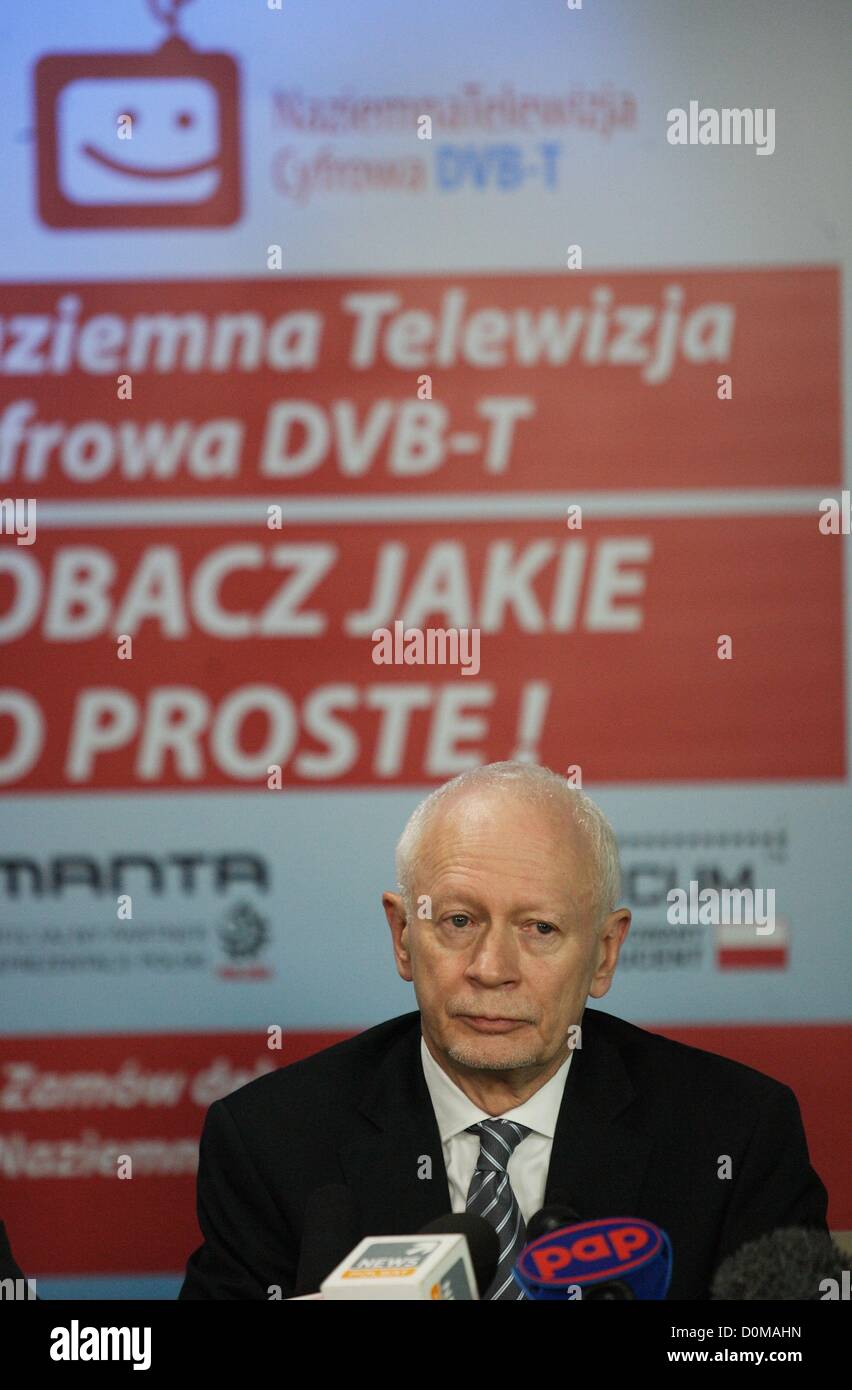 Danzig, Polen 28. November 2012 Ministerin für Verwaltung und Digitalization Michal Boni (C) Pressekonferenz nach der Umstellung von analogen TV-Signal auf Digitalfernsehen DVB-T TV im öffentlich-rechtlichen Sender TVP Sitz in Danzig. Danzig und Pomorskie Wojewodschaft ist der zweite Bereich in Polen mit Swiched aus analogen TV-Signal. Stockfoto