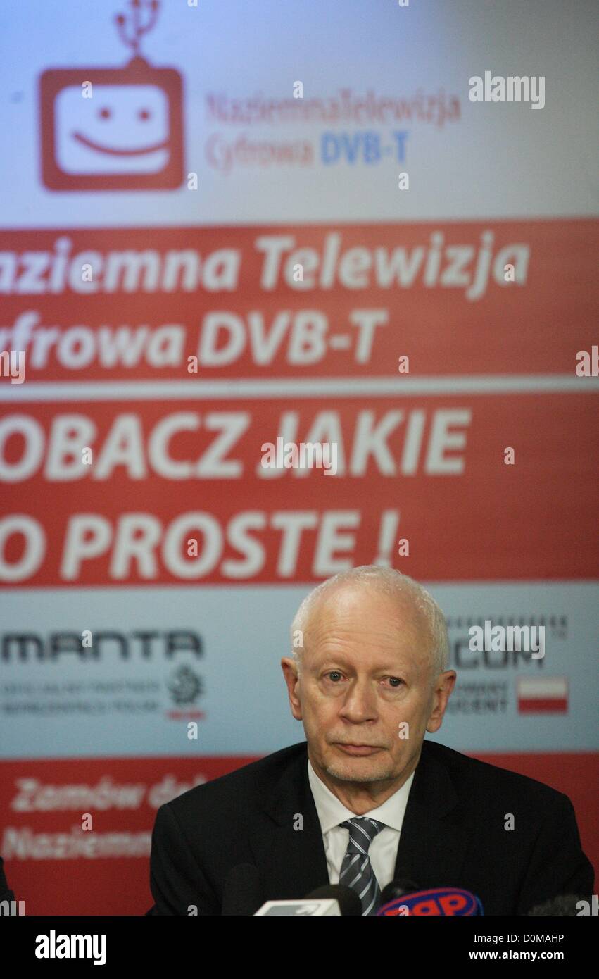 Danzig, Polen 28. November 2012 Ministerin für Verwaltung und Digitalization Michal Boni (C) Pressekonferenz nach der Umstellung von analogen TV-Signal auf Digitalfernsehen DVB-T TV im öffentlich-rechtlichen Sender TVP Sitz in Danzig. Danzig und Pomorskie Wojewodschaft ist der zweite Bereich in Polen mit Swiched aus analogen TV-Signal. Stockfoto