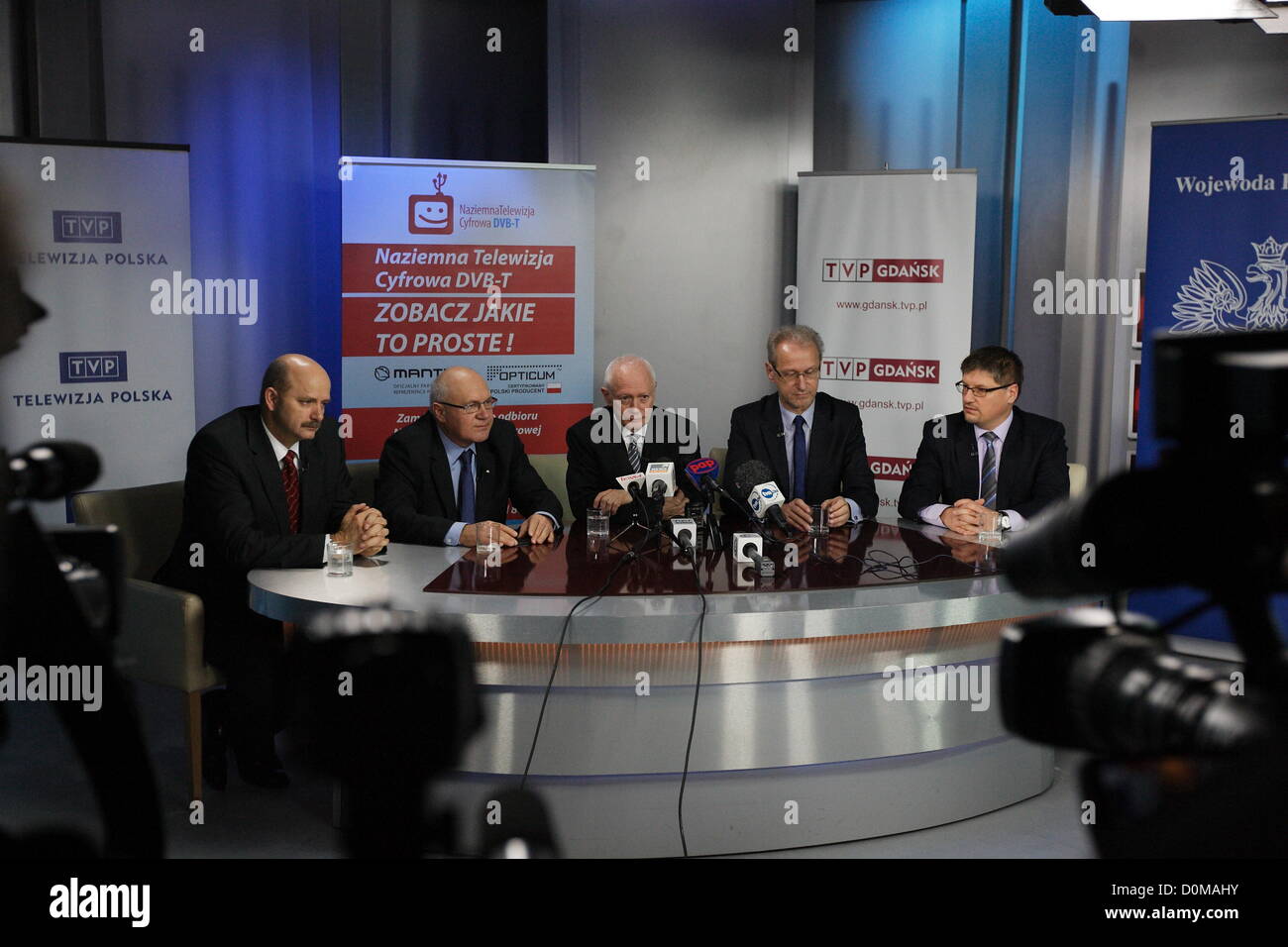 Danzig, Polen 28. November 2012 Ministerin für Verwaltung und Digitalization Michal Boni (C) Pressekonferenz nach der Umstellung von analogen TV-Signal auf Digitalfernsehen DVB-T TV im öffentlich-rechtlichen Sender TVP Sitz in Danzig. Danzig und Pomorskie Wojewodschaft ist der zweite Bereich in Polen mit Swiched aus analogen TV-Signal. Stockfoto
