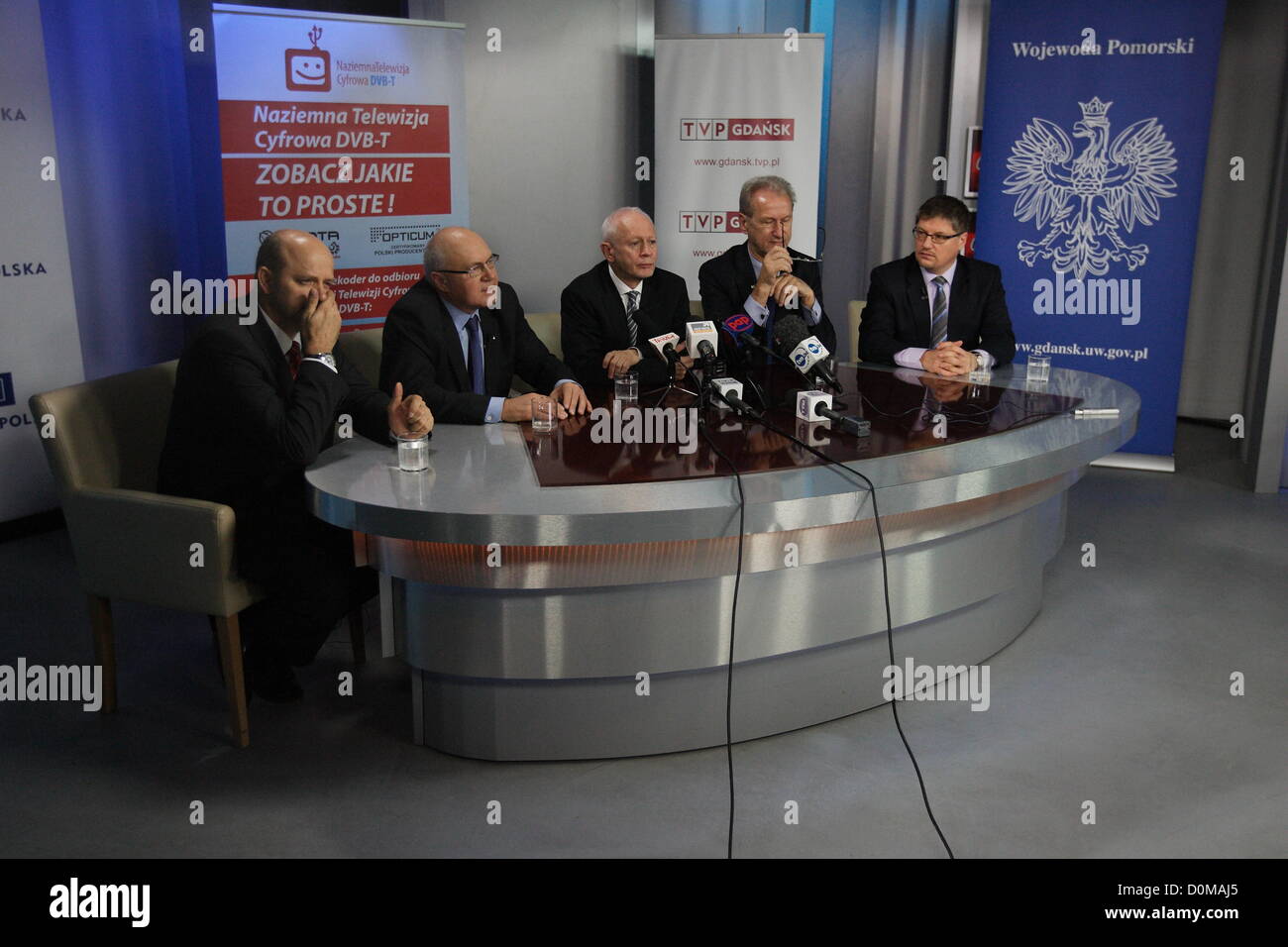 Danzig, Polen 28. November 2012 Ministerin für Verwaltung und Digitalization Michal Boni (C) Pressekonferenz nach der Umstellung von analogen TV-Signal auf Digitalfernsehen DVB-T TV im öffentlich-rechtlichen Sender TVP Sitz in Danzig. Danzig und Pomorskie Wojewodschaft ist der zweite Bereich in Polen mit Swiched aus analogen TV-Signal. Stockfoto