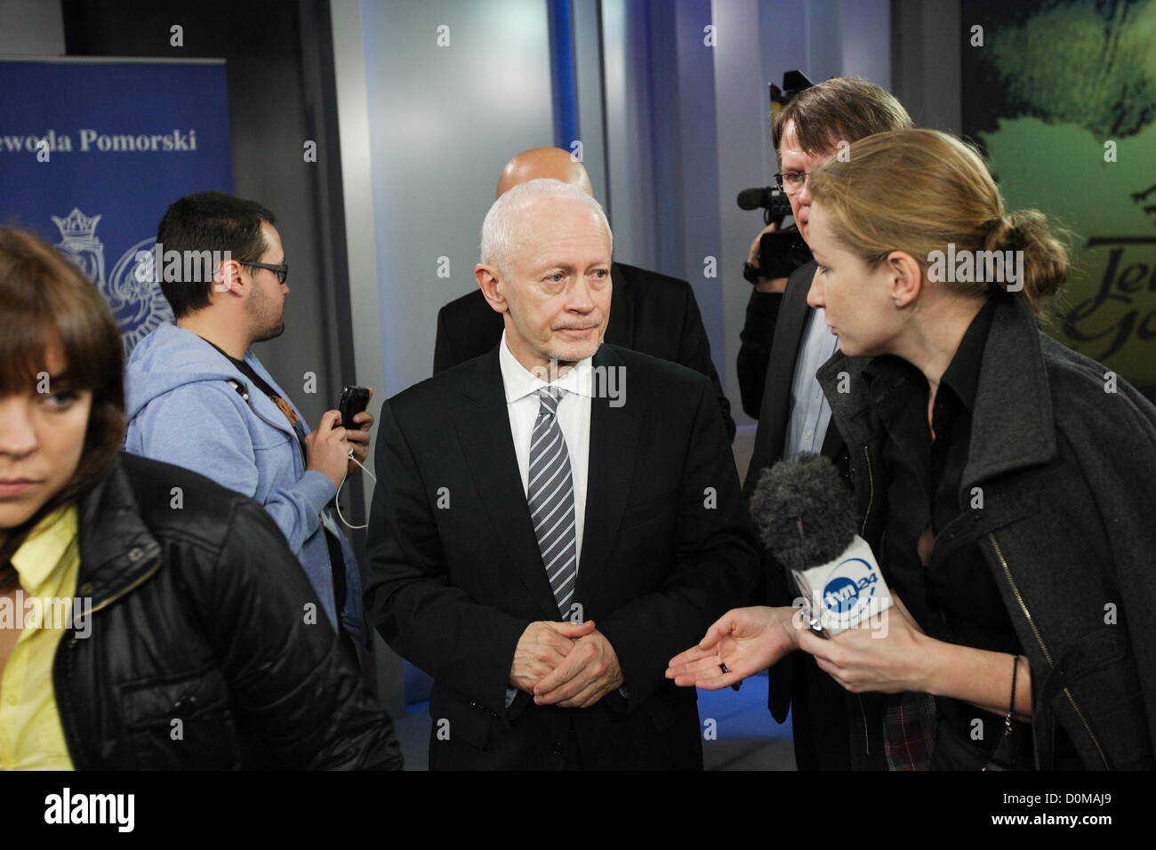 Danzig, Polen 28. November 2012 Ministerin für Verwaltung und Digitalization Michal Boni (C) Pressekonferenz nach der Umstellung von analogen TV-Signal auf Digitalfernsehen DVB-T TV im öffentlich-rechtlichen Sender TVP Sitz in Danzig. Danzig und Pomorskie Wojewodschaft ist der zweite Bereich in Polen mit Swiched aus analogen TV-Signal. Stockfoto