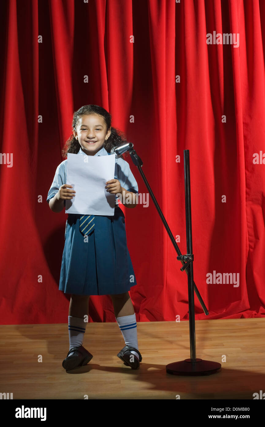 Schulmädchen, die Rede auf einer Bühne Stockfoto