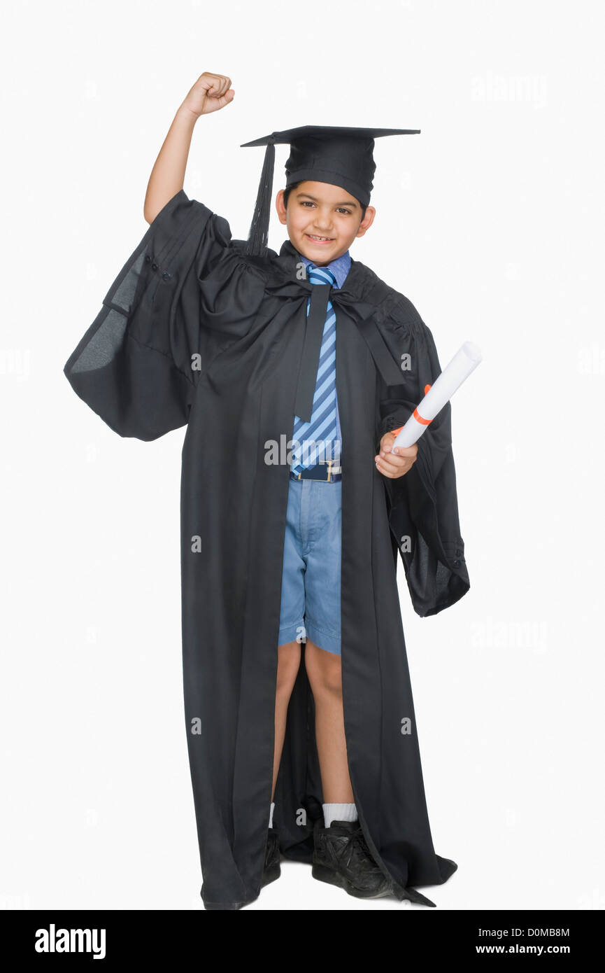 Bildnis eines Knaben in Graduierung Kleid Diplom Stockfoto