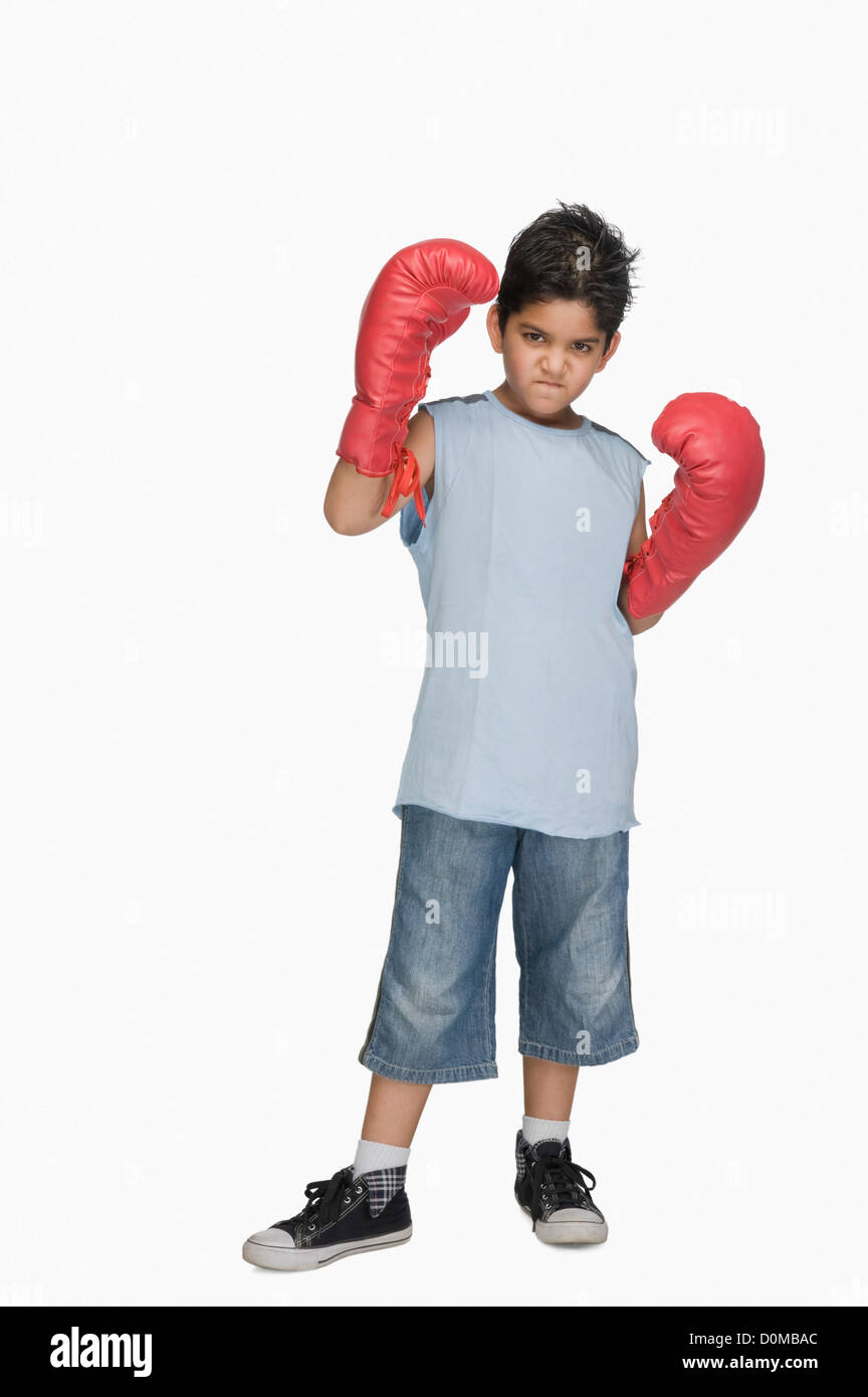 Bildnis eines Knaben tragen Boxhandschuhe Stockfoto