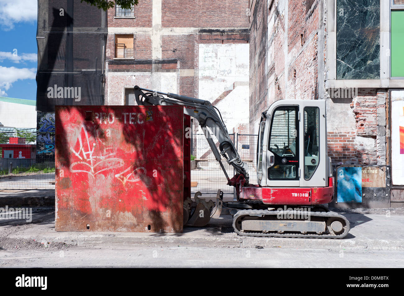 Mini-Bagger abgestellt auf einer Baustelle in der Innenstadt von Montreal, Québec, Kanada. Stockfoto