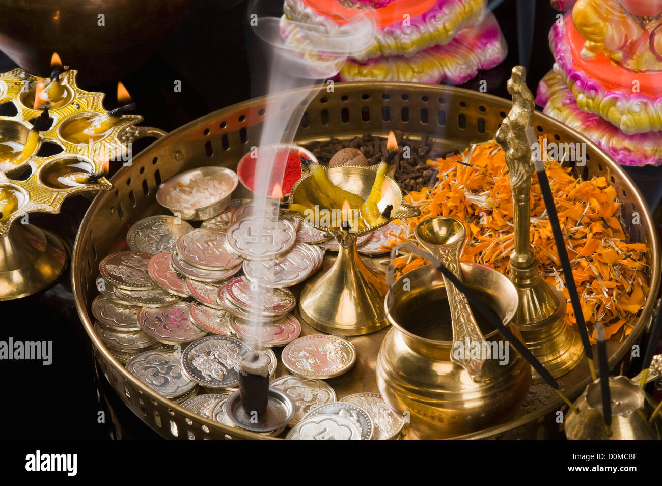 Nahaufnahme der religiöse Angebote in einem Diwali Pooja thali Stockfoto