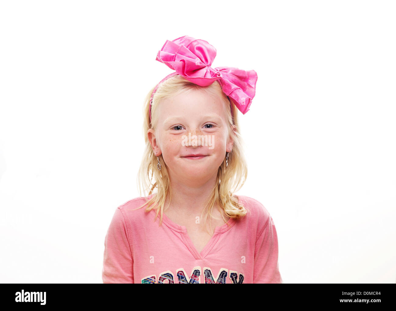 Porträt von lächelndes Mädchen mit rosa Schleife, Studio gedreht Stockfoto