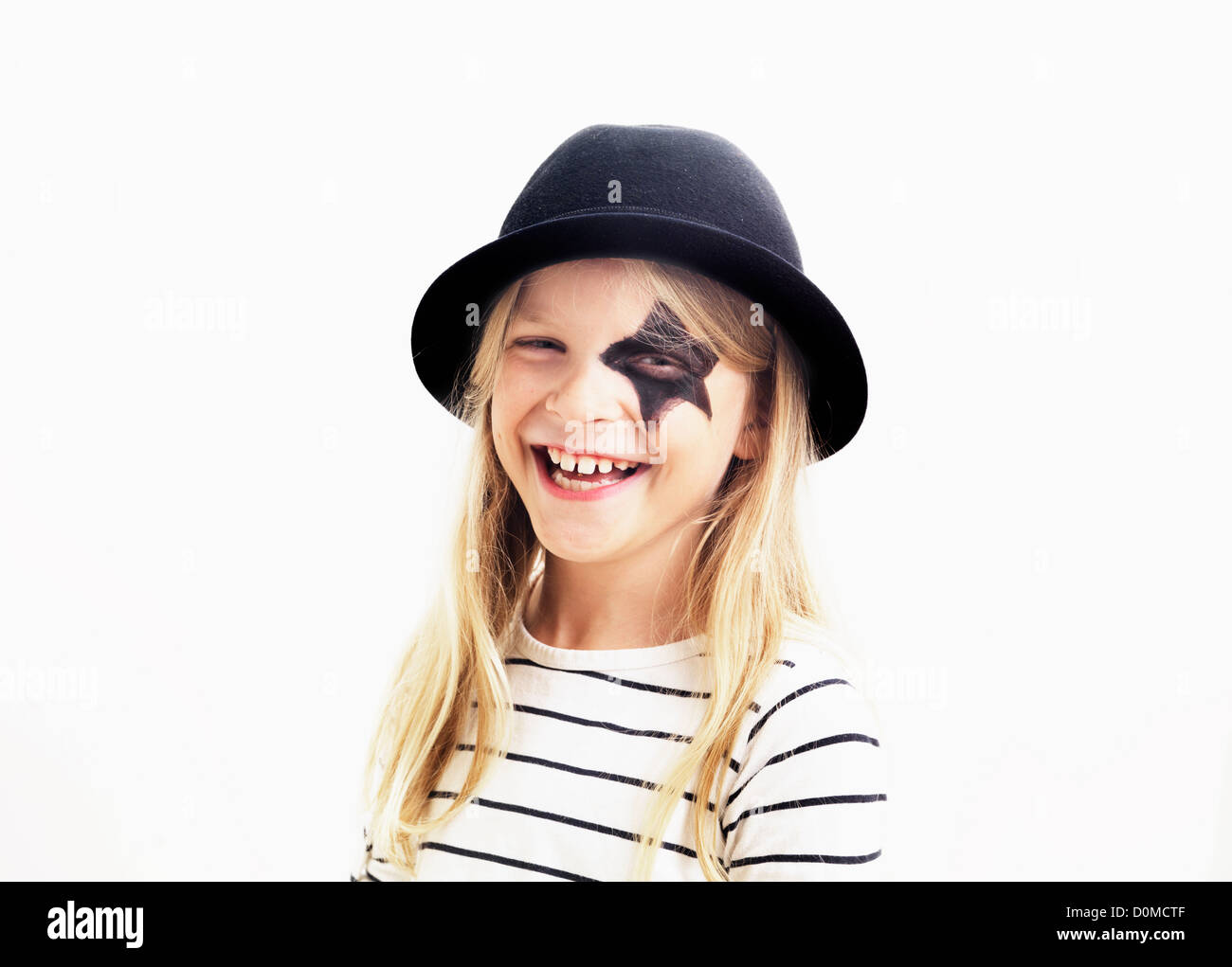 Lächelndes Mädchen mit Hut, Studioaufnahme Stockfoto