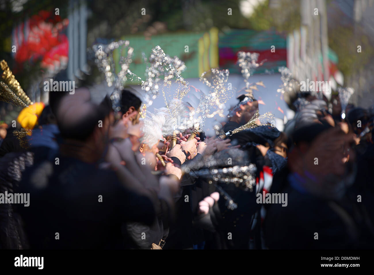 Teheran, IRAN - 26 NOVEMBER: Iraner feiern Ashura-Tag am 26. November 2012 in Teheran, Iran. Der Tag ist eine Erinnerung an die Schlacht von Kerbela, wo die Kräfte des Yazid für Imam Hussein und seine Familie Zelte angezündet. (Foto von Gallo Images / Amin Mohammad Jamali) Stockfoto