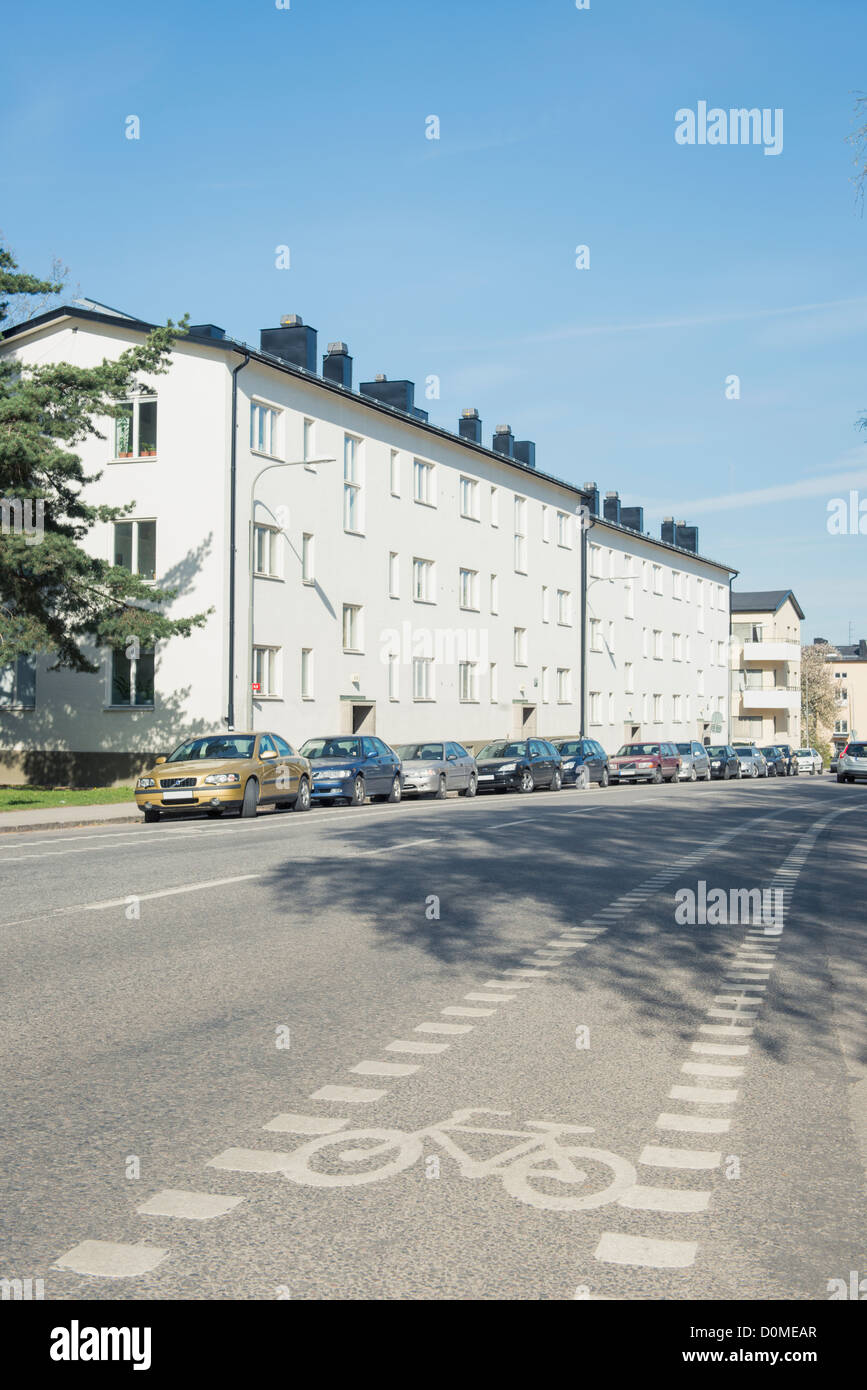 Autos parken vor Wohnblock Stockfoto