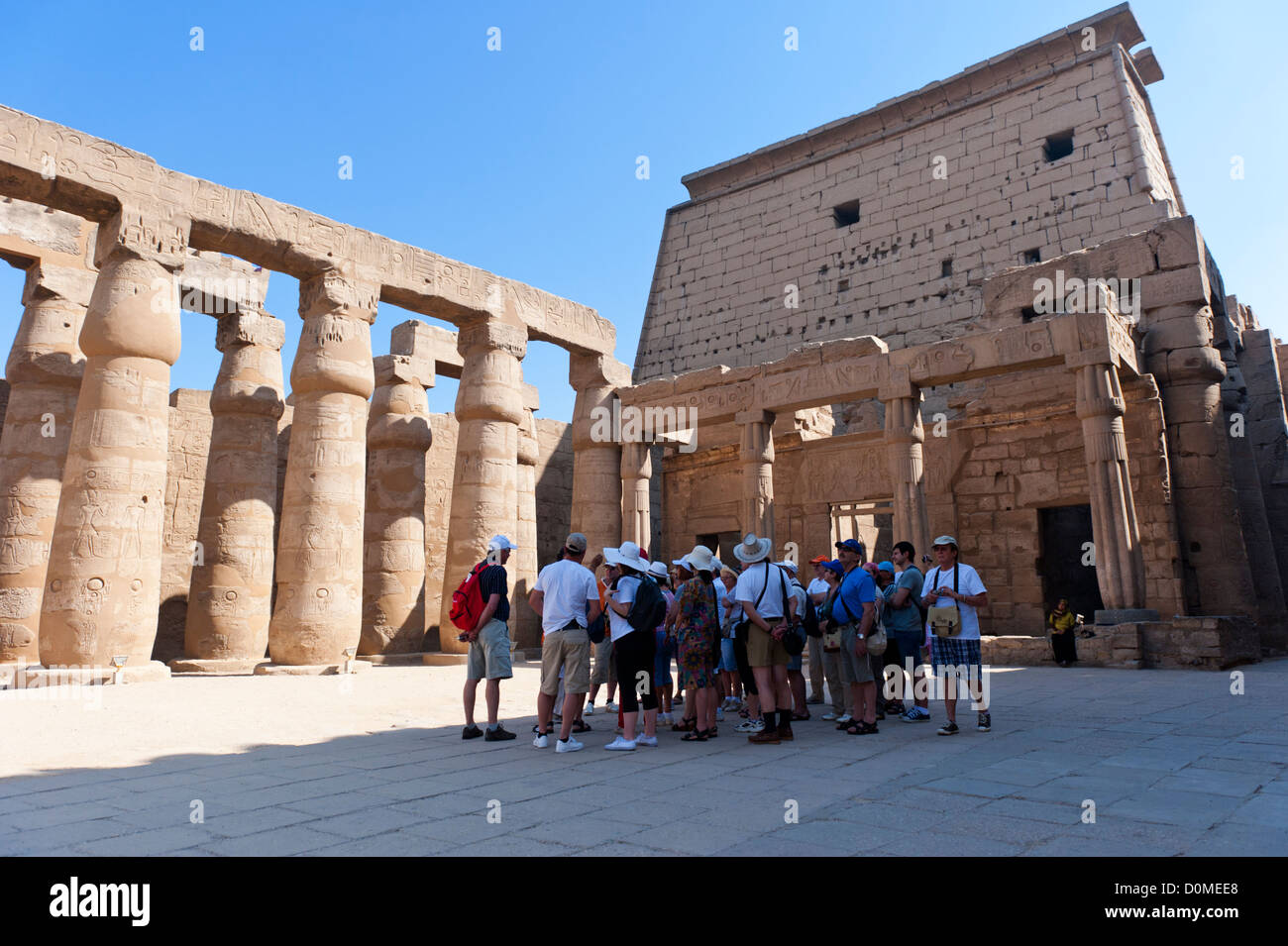Touristen besuchen Luxor-Tempel, Luxor, Ägypten Stockfoto