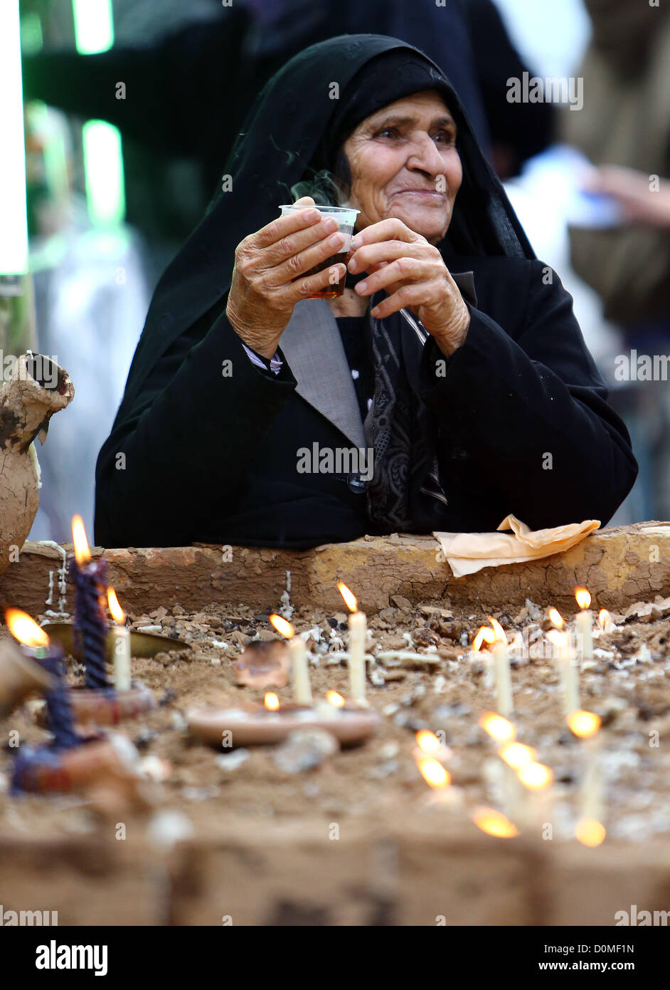 Teheran, IRAN - 26 NOVEMBER: Iraner feiern Ashura-Tag am 26. November 2012 in Teheran, Iran. Der Tag ist eine Erinnerung an die Schlacht von Kerbela, wo die Kräfte des Yazid für Imam Hussein und seine Familie Zelte angezündet. (Foto von Gallo Images / Amin Mohammad Jamali) Stockfoto