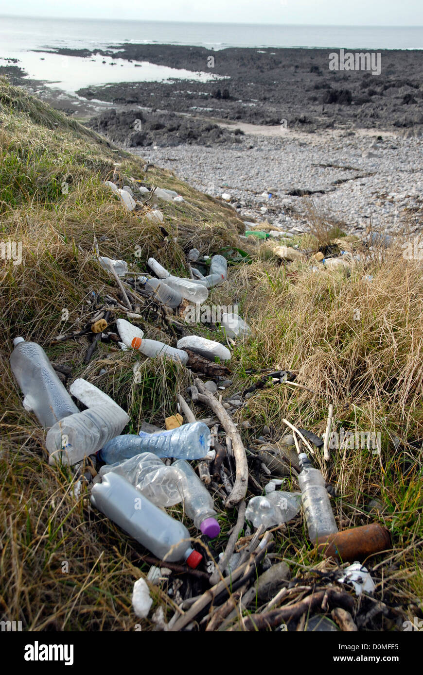 Kunststoff-Müll angespült am Strand in Wales, UK Stockfoto